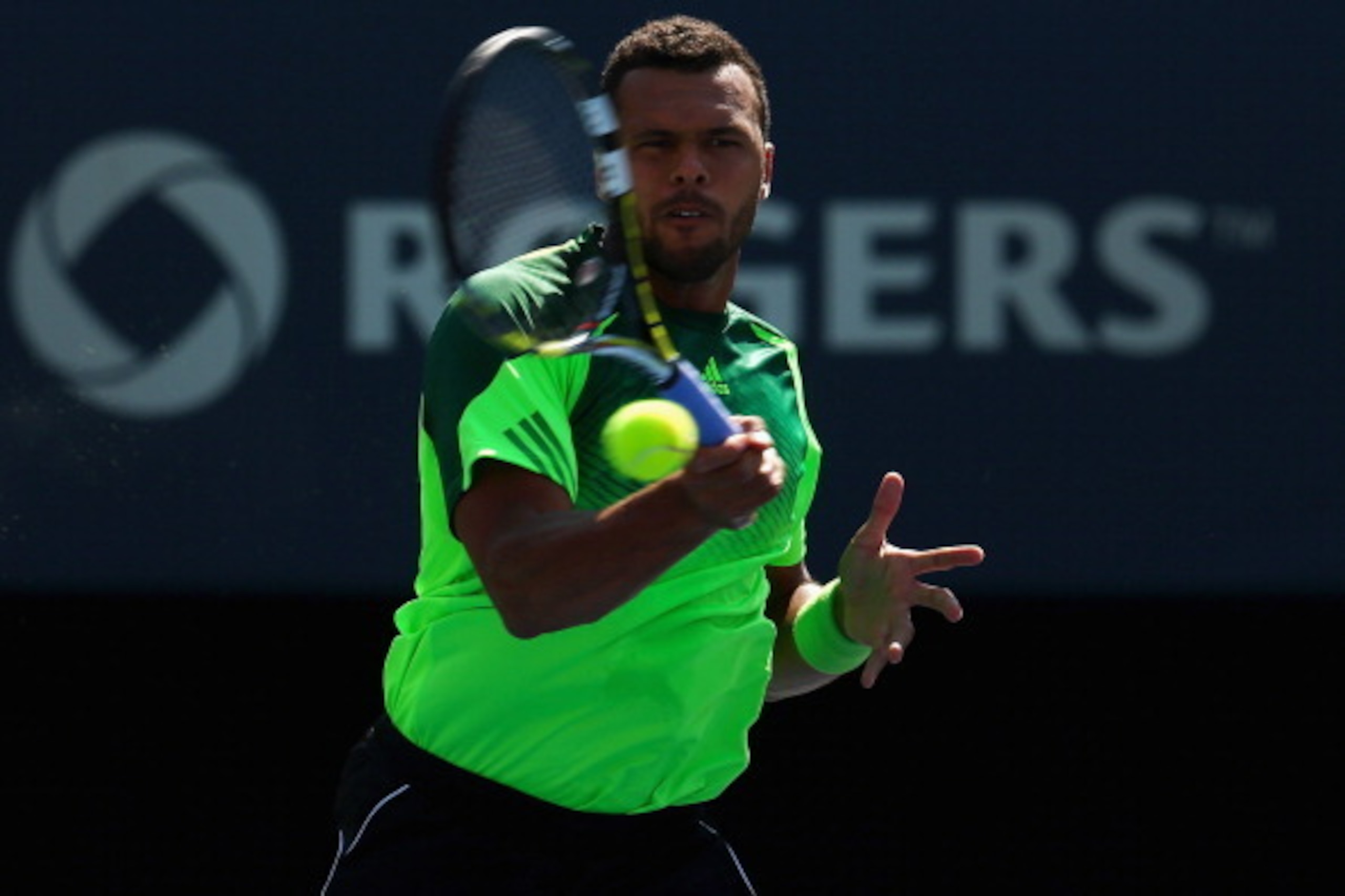TORONTO, ON - AUGUST 10: Jo-Wilfried Tsonga of France returns a shot to Roger Federer of Switzerland in their finals match during Rogers Cup at Rexall Centre at York University on August 10, 2014 in Toronto, Canada. (Photo by Ronald Martinez/Getty Image TORONTO, ON - AUGUST 10: Jo-Wilfried Tsonga of France returns a shot to Roger Federer of Switzerland in their finals match during Rogers Cup at Rexall Centre at York University on August 10, 2014 in Toronto, Canada. (Photo by Ronald Martinez/Getty Image