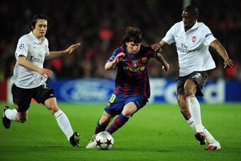 BARCELONA, SPAIN - APRIL 06:  Lionel Messi of Barcelona dribbles the ball during the UEFA Champions League quarter final second leg match between Barcelona and Arsenal at Camp Nou on April 6, 2010 in Barcelona, Spain.  (Photo by Shaun Botterill/Getty Imag