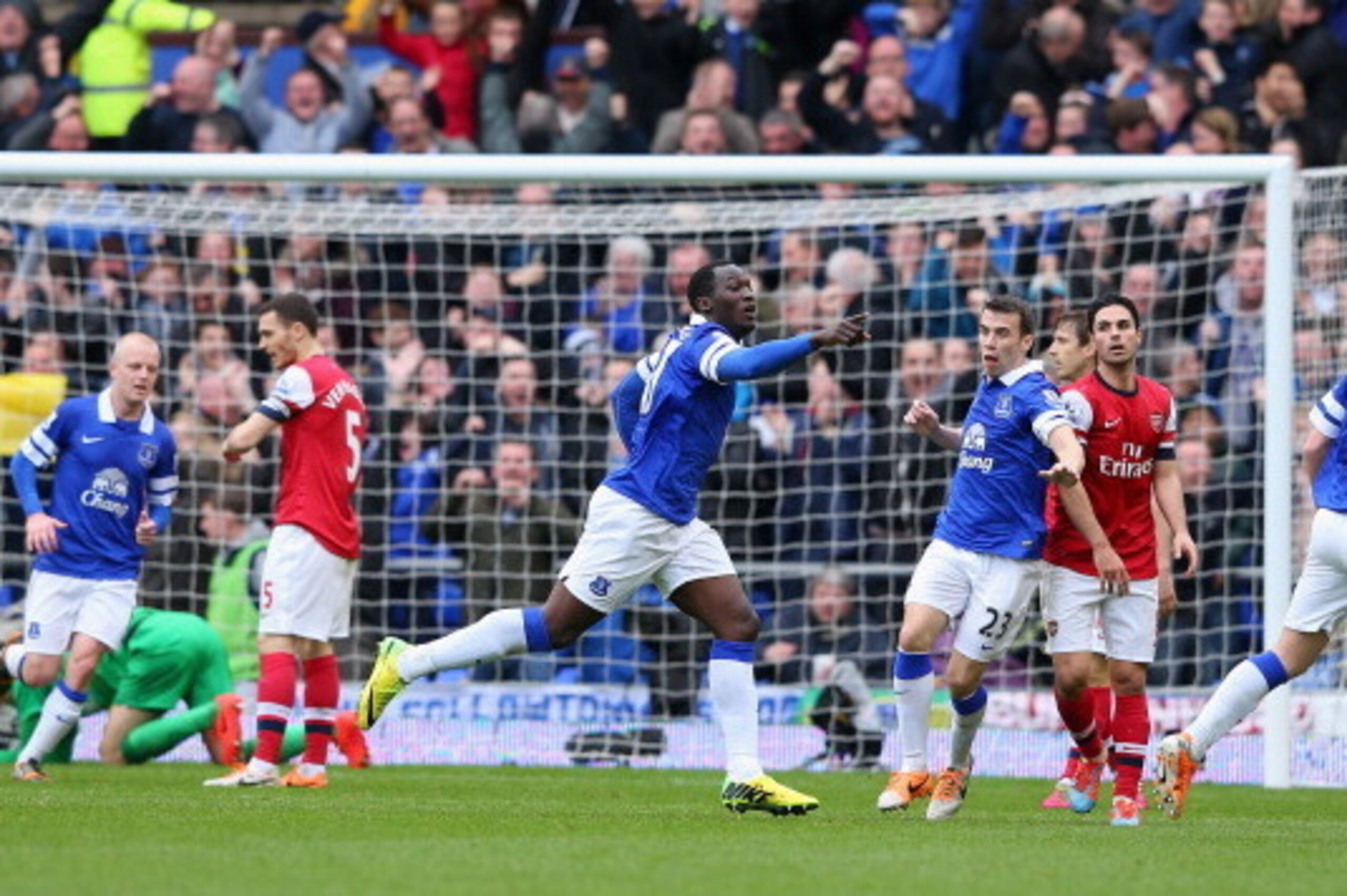 LIVERPOOL, ENGLAND - APRIL 06:  Romelu Lukaku of Everton celebrates scoring the second goal during the Barclays Premier League match between Everton and Arsenal at Goodison Park on April 6, 2014 in Liverpool, England.  (Photo by Alex Livesey/Getty Images)