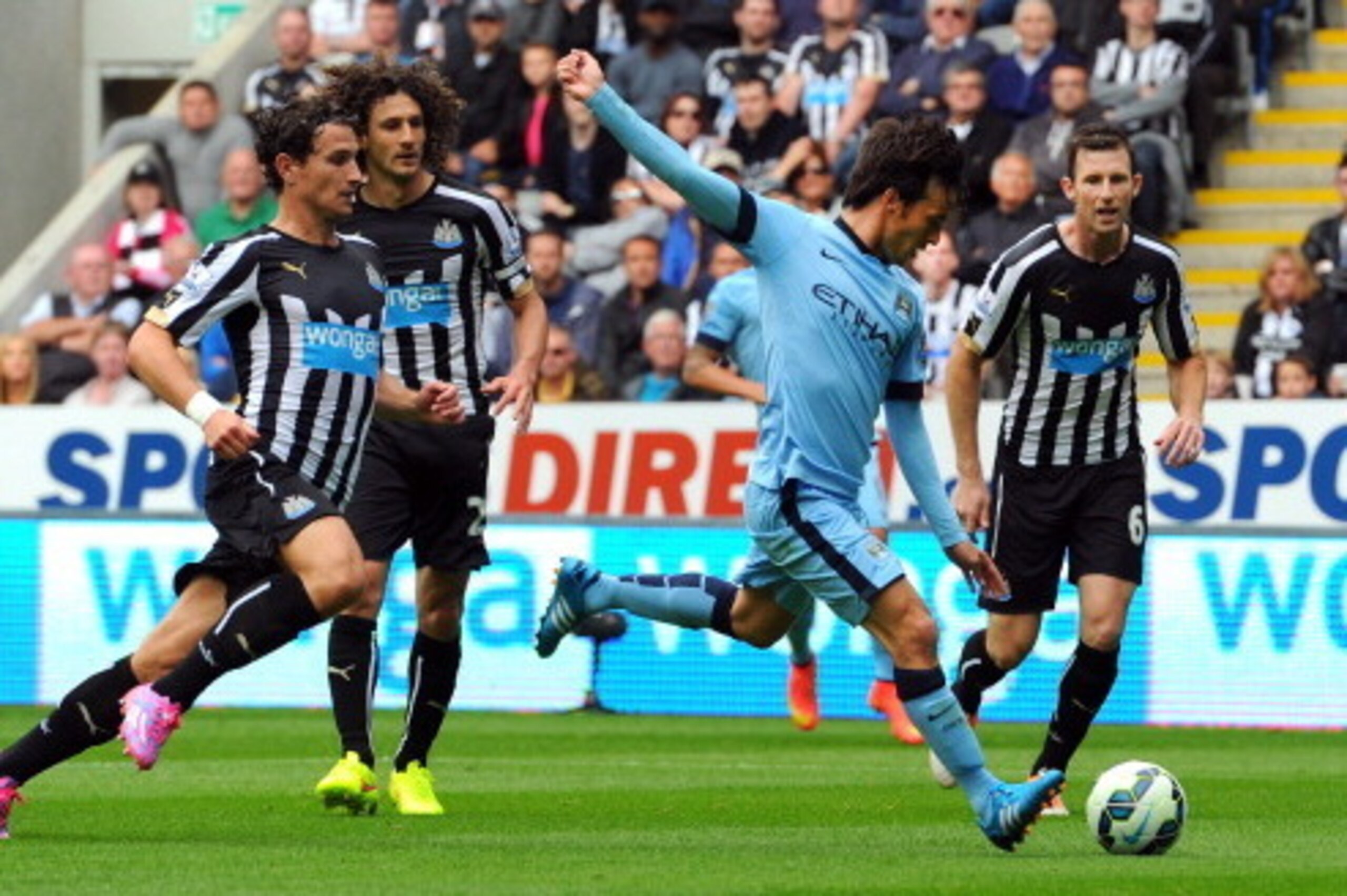 NEWCASTLE UPON TYNE, ENGLAND - AUGUST 17:  David Silva of Man City scores the opening goal during the Barclays Premier League match between Newcastle United and Manchester City at St James' Park on August 17, 2014 in Newcastle upon Tyne, England.  (Photo 