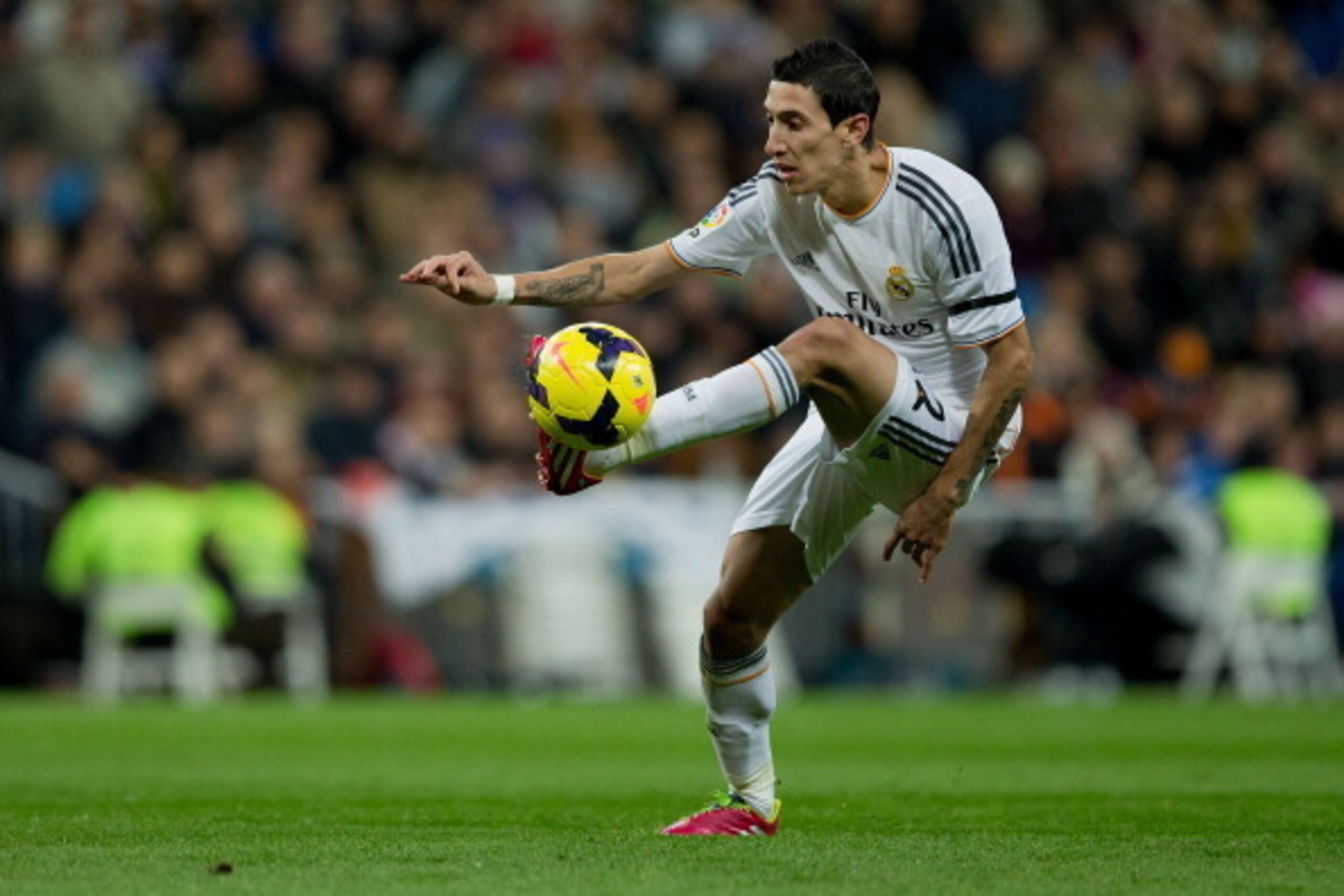 MADRID, SPAIN - NOVEMBER 30: Angel Di Maria of Real Madrid CF controls the ball during the La Liga match between Real Madrid CF and Real Valladolid CF at Estadio Santiago Bernabeu on November 30, 2013 in Madrid, Spain. (Photo by Gonzalo Arroyo Moreno/Ge MADRID, SPAIN - NOVEMBER 30: Angel Di Maria of Real Madrid CF controls the ball during the La Liga match between Real Madrid CF and Real Valladolid CF at Estadio Santiago Bernabeu on November 30, 2013 in Madrid, Spain. (Photo by Gonzalo Arroyo Moreno/Ge