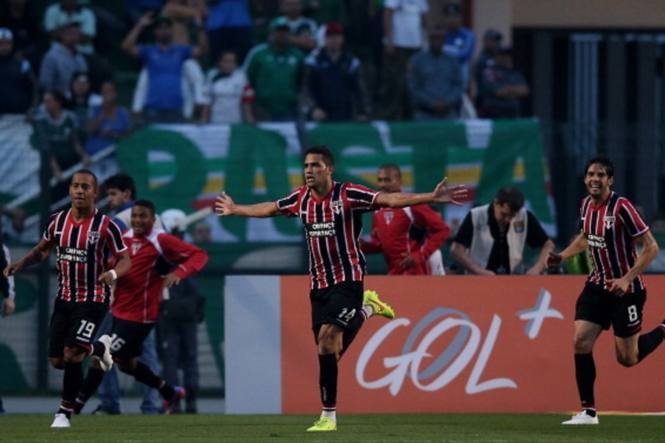 SAO PAULO, BRAZIL - AUGUST 17: Alan Kardec (C) of Sao Paulo celebrates scoring the second goal during the match between Palmeiras and Sao Paulo for the Brazilian Series A 2014 at Estadio do Pacaembu on August 17, 2014 in Sao Paulo, Brazil. (Photo by Fried SAO PAULO, BRAZIL - AUGUST 17: Alan Kardec (C) of Sao Paulo celebrates scoring the second goal during the match between Palmeiras and Sao Paulo for the Brazilian Series A 2014 at Estadio do Pacaembu on August 17, 2014 in Sao Paulo, Brazil. (Photo by Fried