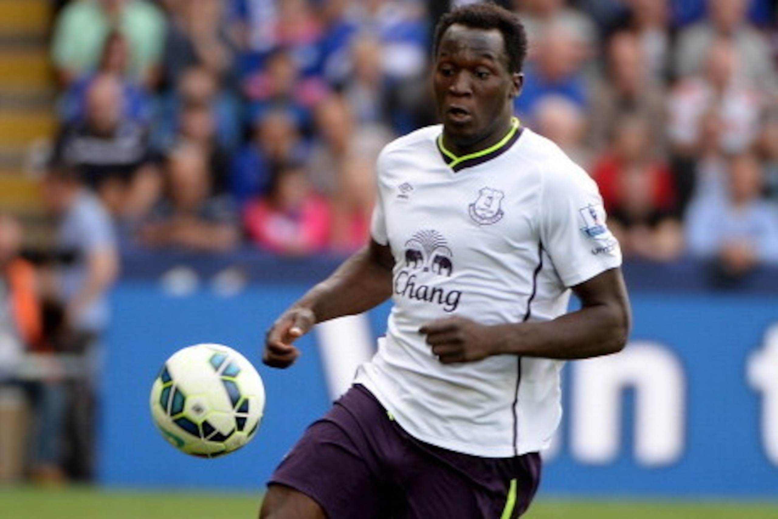 LEICESTER, ENGLAND - AUGUST 16:  Romelu Lukaku of Everton in action during the Barclays Premier League match between Leicester City and Everton at The King Power Stadium on August 16, 2014 in Leicester, England.  (Photo by Ross Kinnaird/Getty Images)