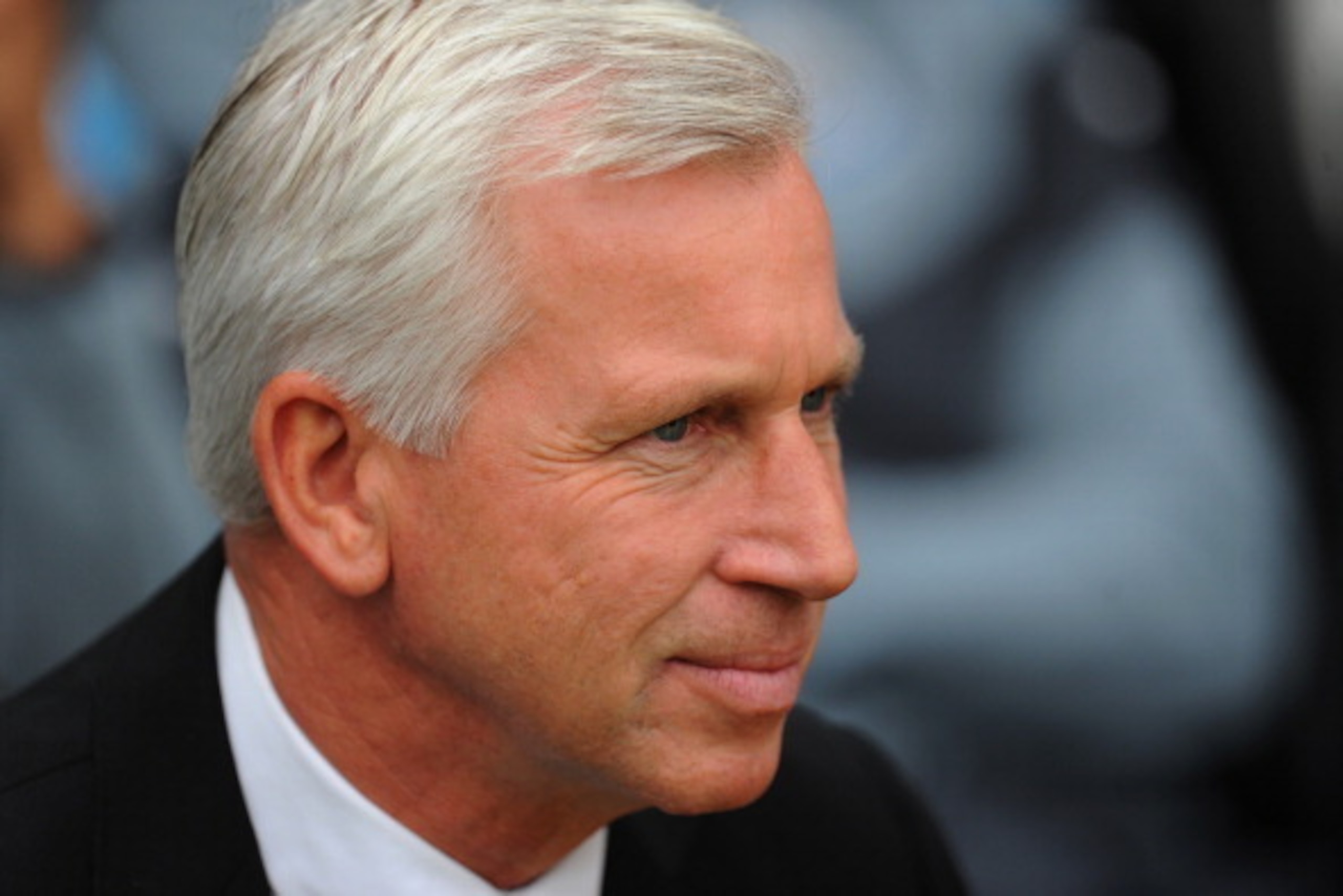 NEWCASTLE UPON TYNE, ENGLAND - AUGUST 17:  Newcastle mananger Alan Pardew looks on before the Barclays Premier League match between Newcastle United and Manchester City at St James' Park on August 17, 2014 in Newcastle upon Tyne, England.  (Photo by Stu F