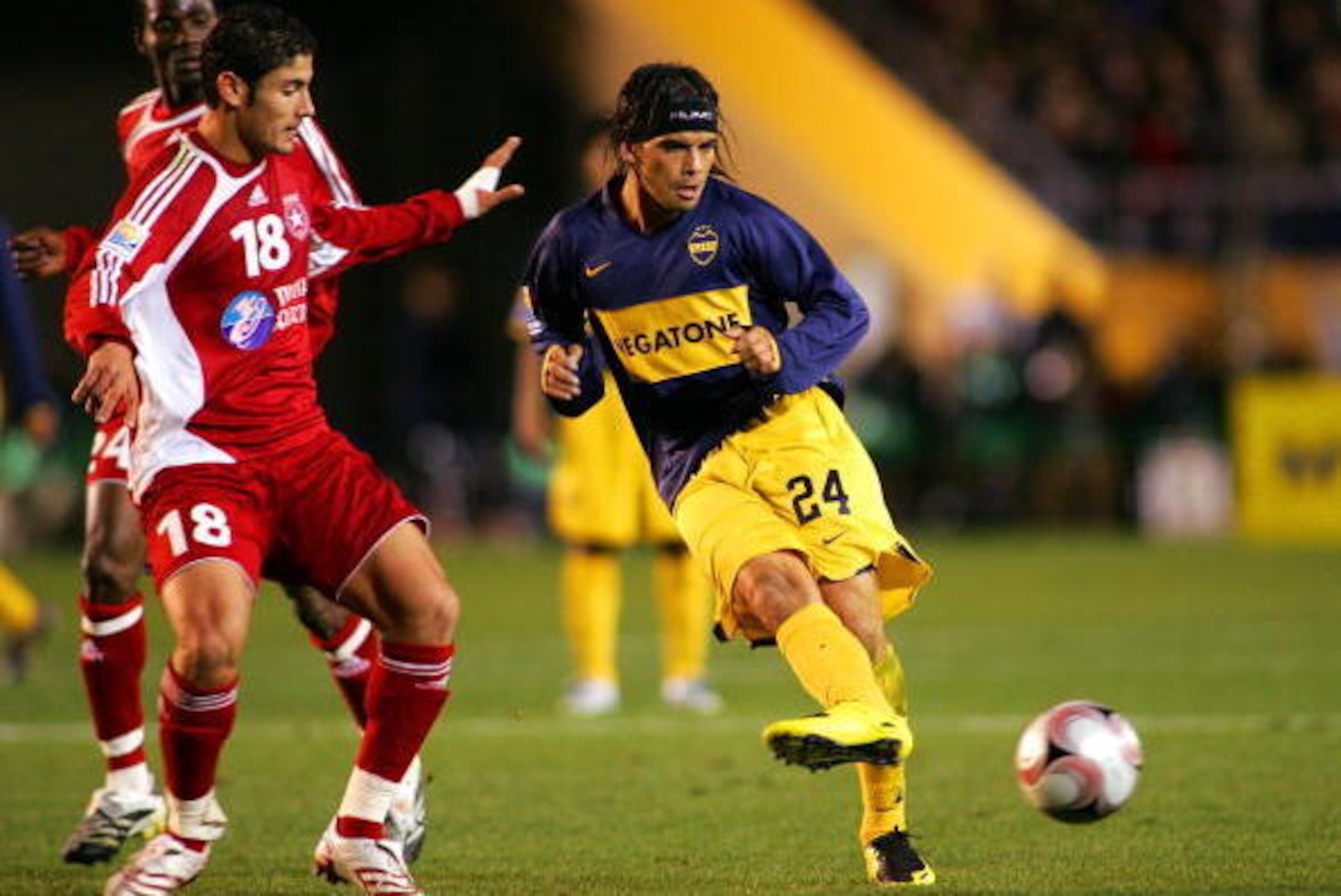 TOKYO - DECEMBER 12:  Ever Banega of Boca Juniors passes the ball during the FIFA Club World Cup semi final match between Boca Juniors and Etoile Sportive du Sahel at the National Stadium on December 12, 2007 in Tokyo, Japan.  (Photo by Koji Watanabe/Gett