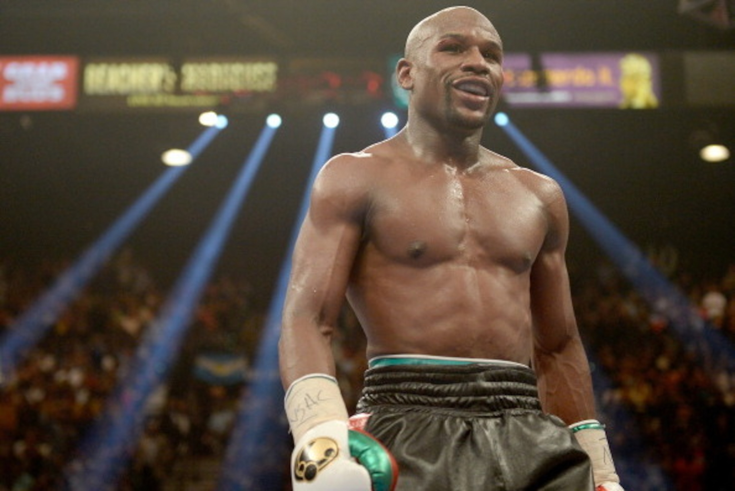 LAS VEGAS, NV - MAY 03:  Floyd Mayweather Jr. smiles while taking on Marcos Maidana during their WBC/WBA welterweight unification fight at the MGM Grand Garden Arena on May 3, 2014 in Las Vegas, Nevada.  (Photo by Harry How/Getty Images)