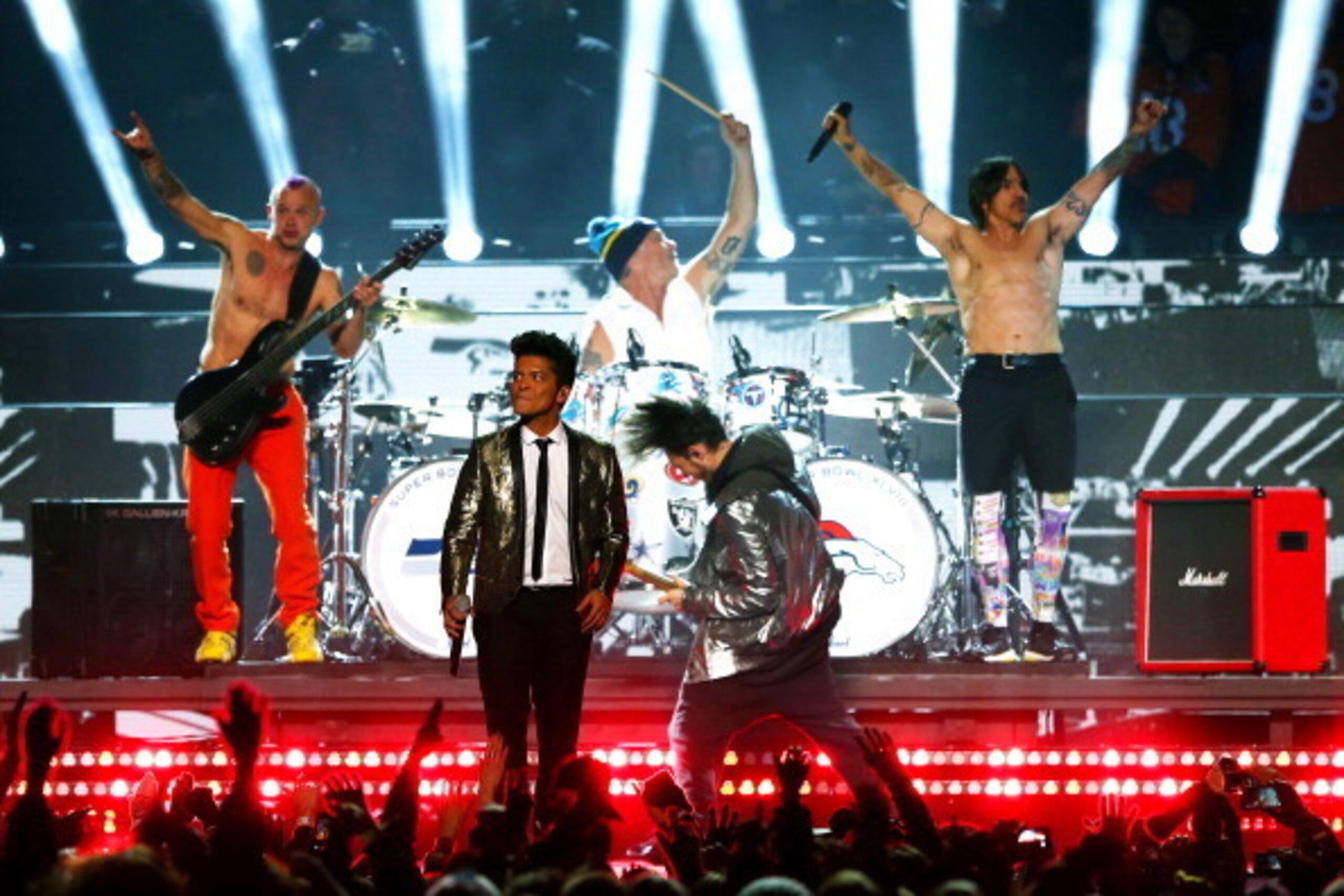 EAST RUTHERFORD, NJ - FEBRUARY 02: Bruno Mars peforms withe the Red Hot Chili Peppers during the Pepsi Super Bowl XLVIII Halftime Show at MetLife Stadium on February 2, 2014 in East Rutherford, New Jersey. (Photo by Elsa/Getty Images) EAST RUTHERFORD, NJ - FEBRUARY 02: Bruno Mars peforms withe the Red Hot Chili Peppers during the Pepsi Super Bowl XLVIII Halftime Show at MetLife Stadium on February 2, 2014 in East Rutherford, New Jersey. (Photo by Elsa/Getty Images)