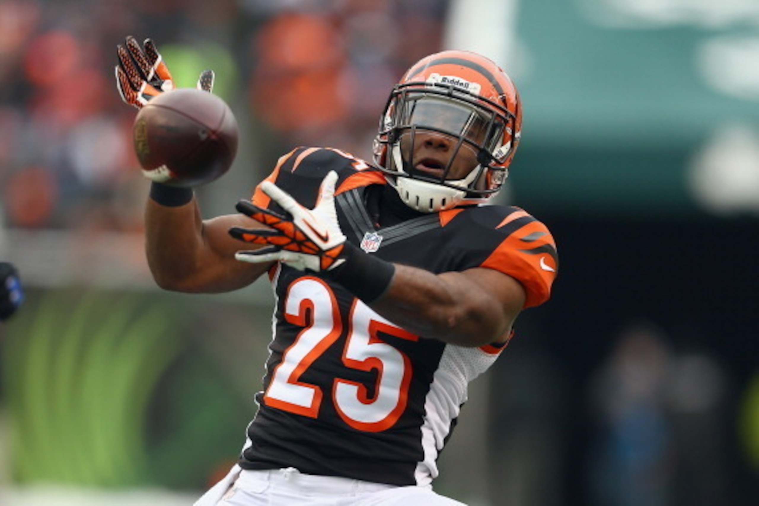 CINCINNATI, OH - DECEMBER 08: Giovani Bernard #25 of the Cincinnati Bengals catches a pass during the NFL game against the Indianapolis Colts  at Paul Brown Stadium on December 8, 2013 in Cincinnati, Ohio.  (Photo by Andy Lyons/Getty Images)