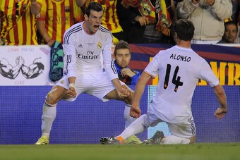 VALENCIA, SPAIN - APRIL 16:  Gareth Bale (L) of Real Madrid celebrates beside Xabi Alonso after scoring Real's 2nd goal during the  Copa del Rey Final between Real Madrid and Barcelona at Estadio Mestalla on April 16, 2014 in Valencia, Spain.  (Photo by D