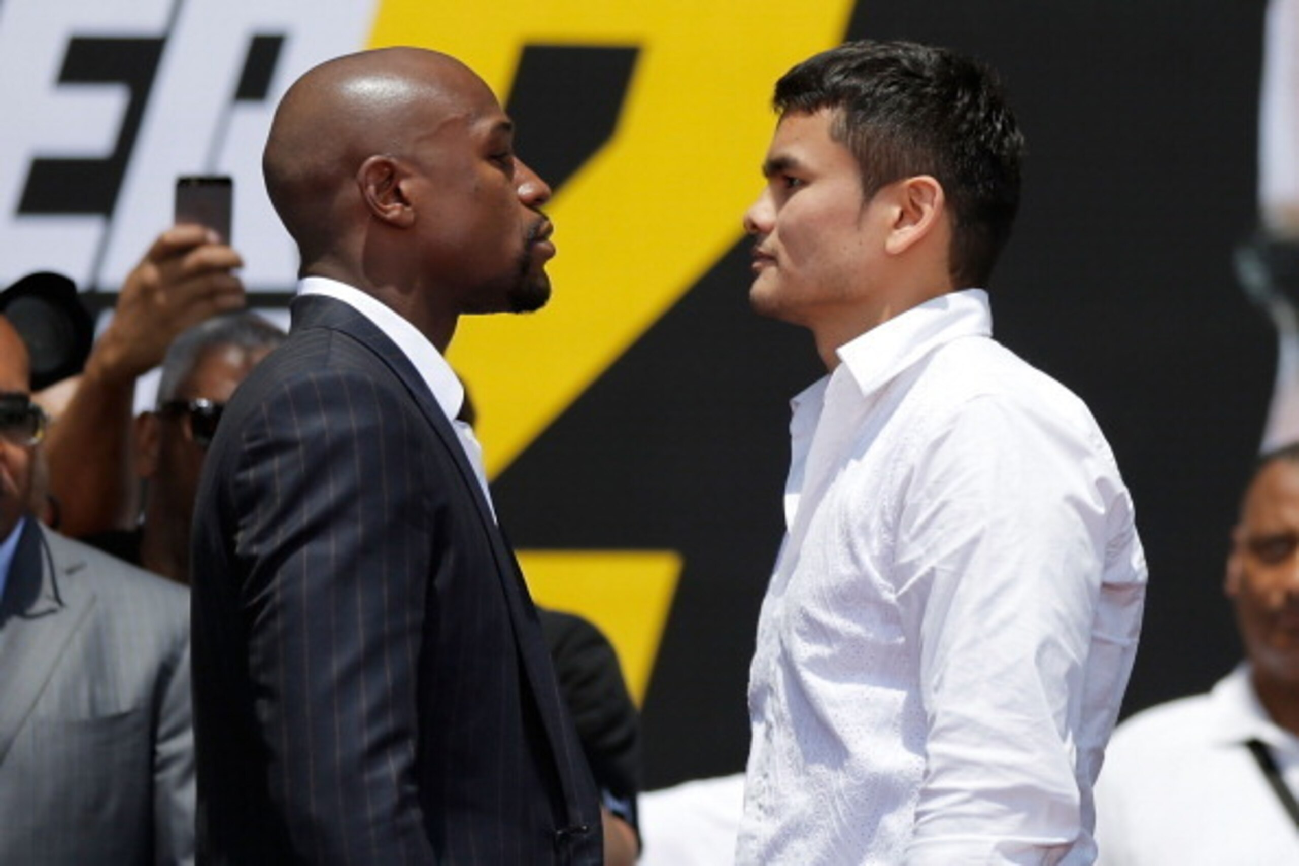 LOS ANGELES, CA - JULY 17:  Floyd Mayweather Jr and Marcos Maidana face off during a news conference at the Pershing Square in Downtown Los Angeles on July 17, 2014 in Los Angeles, California.  (Photo by Joe Scarnici/Getty Images)