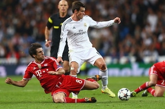 MADRID, SPAIN - APRIL 23:  Gareth Bale of Real Madrid takes on Javi Martinez (L) and Philipp Lahm of Bayern Muenchen during the UEFA Champions League semi-final first leg match between Real Madrid and FC Bayern Muenchen at the Estadio Santiago Bernabeu on