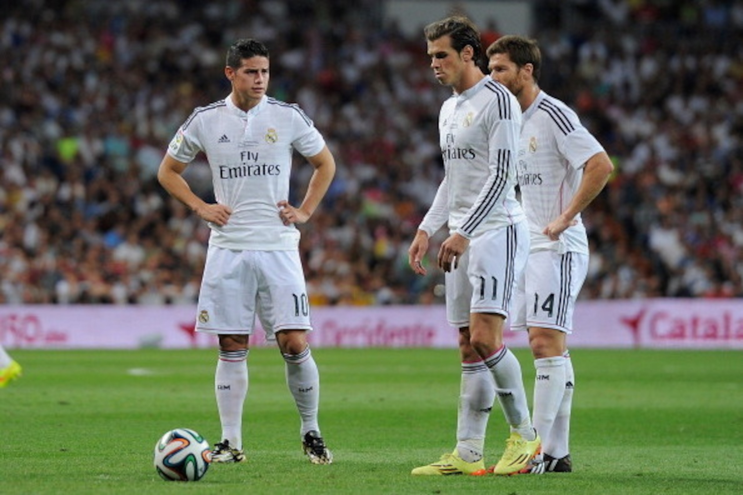 MADRID, SPAIN - AUGUST 19: Gareth Bale of Real Madrid lines up a free kick beside James Rodriguez (L) and Xabi Alonso during the Supercopa first leg match between Real Madrid and Club Atletico de Madrid at Estadio Santiago Bernabeu on August 19, 2014 MADRID, SPAIN - AUGUST 19: Gareth Bale of Real Madrid lines up a free kick beside James Rodriguez (L) and Xabi Alonso during the Supercopa first leg match between Real Madrid and Club Atletico de Madrid at Estadio Santiago Bernabeu on August 19, 2014