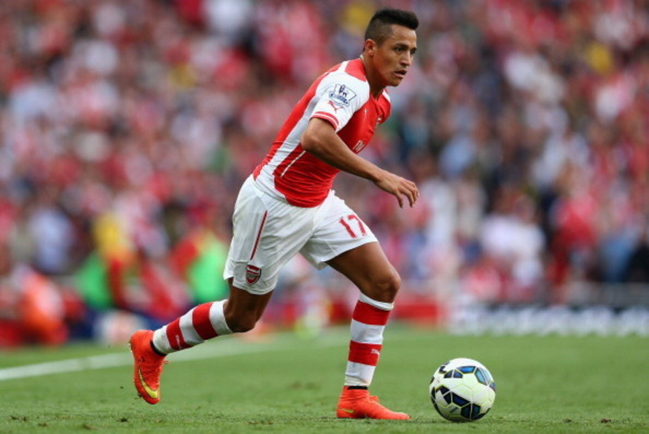 LONDON, ENGLAND - AUGUST 16:  Alexis Sanchez of Arsenal in action during the Barclays Premier League match between Arsenal and Crystal Palace at Emirates Stadium on August 16, 2014 in London, England.  (Photo by Clive Mason/Getty Images)