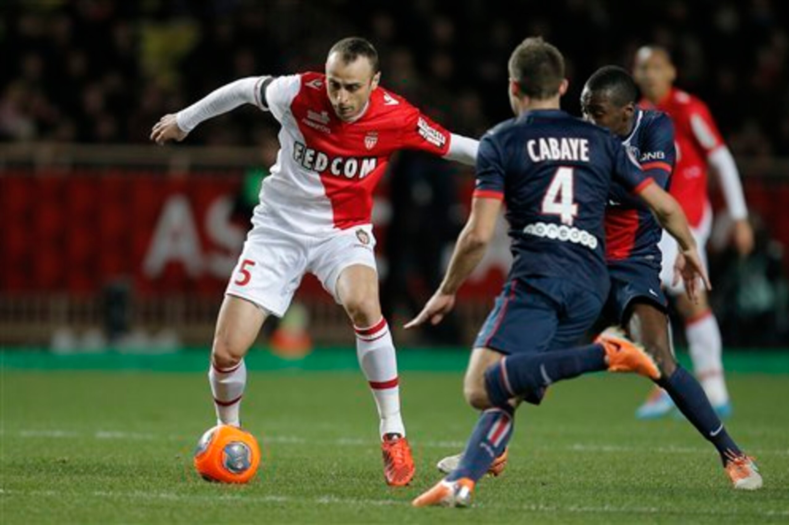 Berbatov takes on PSG