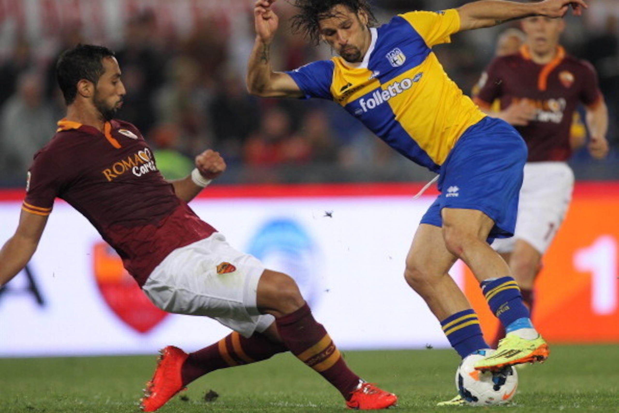 ROME, ITALY - APRIL 02: Amauri (L)  of FC Parma competes for the ball with Mehdi Benatia of AS Roma during the Serie A match between AS Roma and FC Parma at Olimpico Stadium on April 2, 2014 in Rome, Italy.  (Photo by Paolo Bruno/Getty Images)