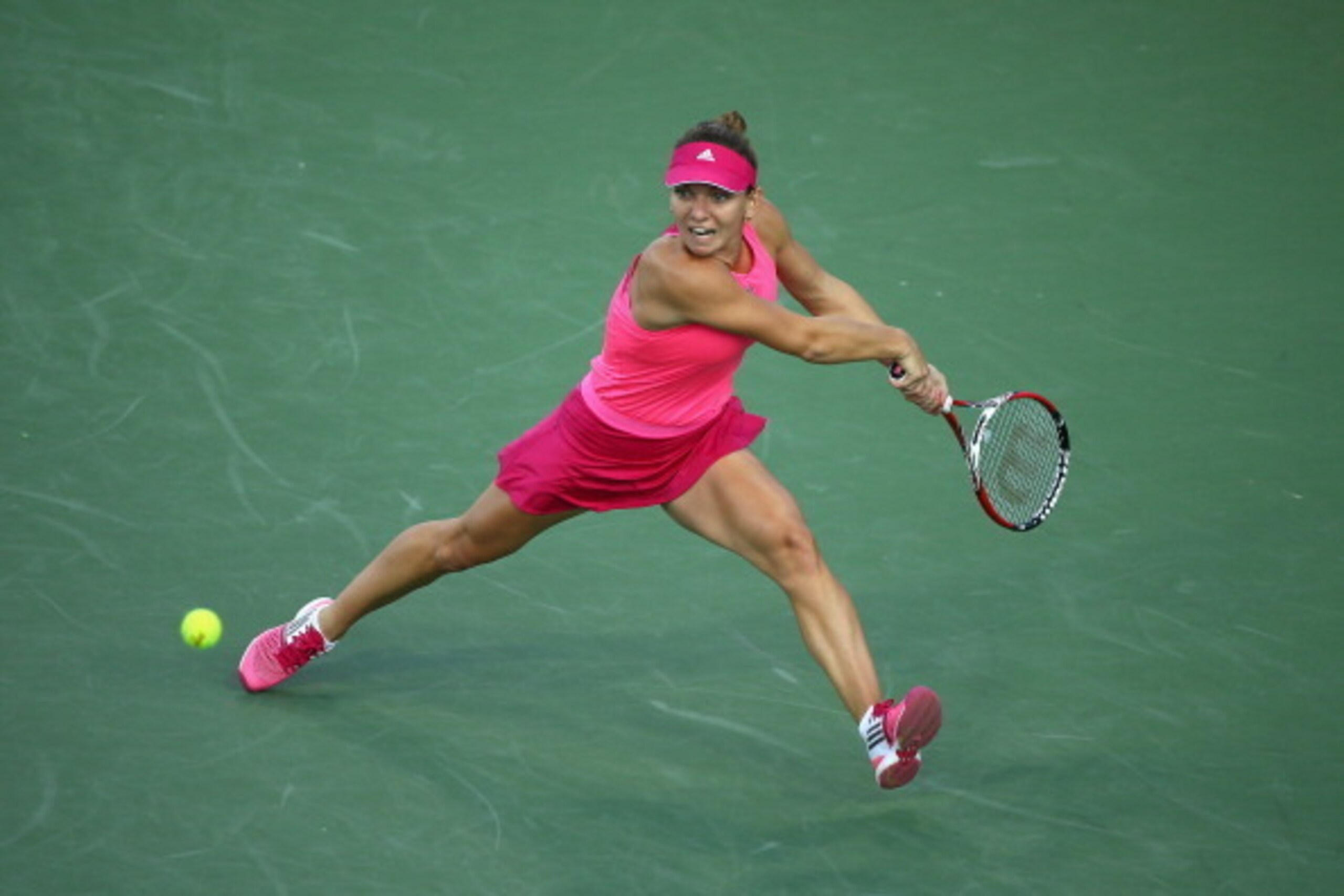 CINCINNATI, OH - AUGUST 15:  Simona Halep of Romania hits a return in her match against Maria Sharapova of Russia on Day 7 of the Western & Southern Open on August 15, 2014 at the Linder Family Tennis Center in Cincinnati,Ohio.  (Photo by Andy Lyons/Getty