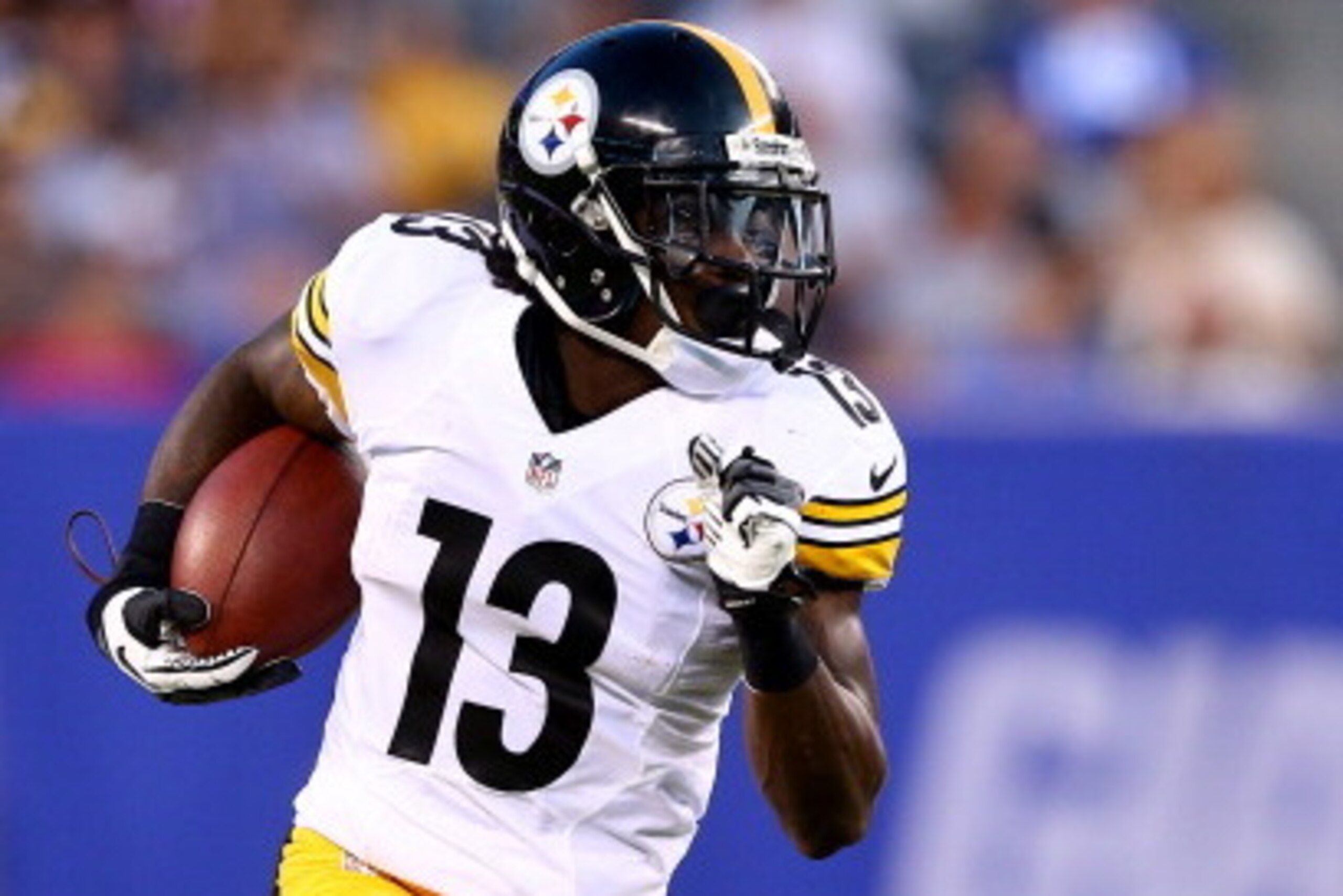 EAST RUTHERFORD, NJ - AUGUST 09:  Running back Dri Archer #13 of the Pittsburgh Steelers carries the ball against the New York Giants during a preseason game at MetLife Stadium on August 9, 2014 in East Rutherford, New Jersey.  (Photo by Elsa/Getty Images