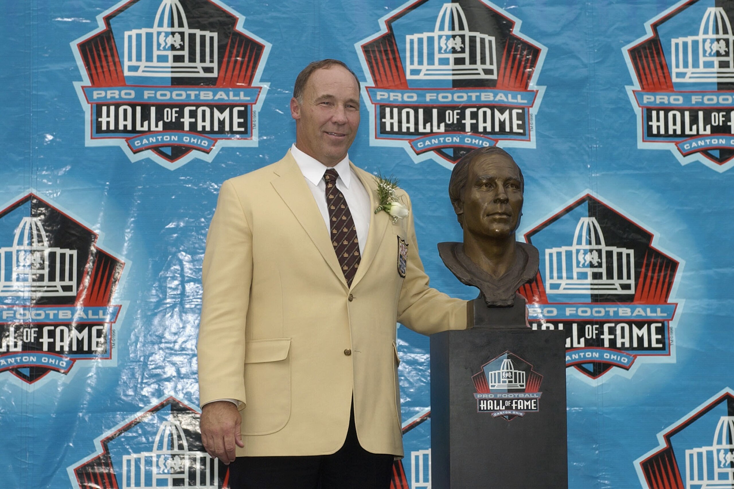 Joe DeLamielleure and his Hall of Fame bust.