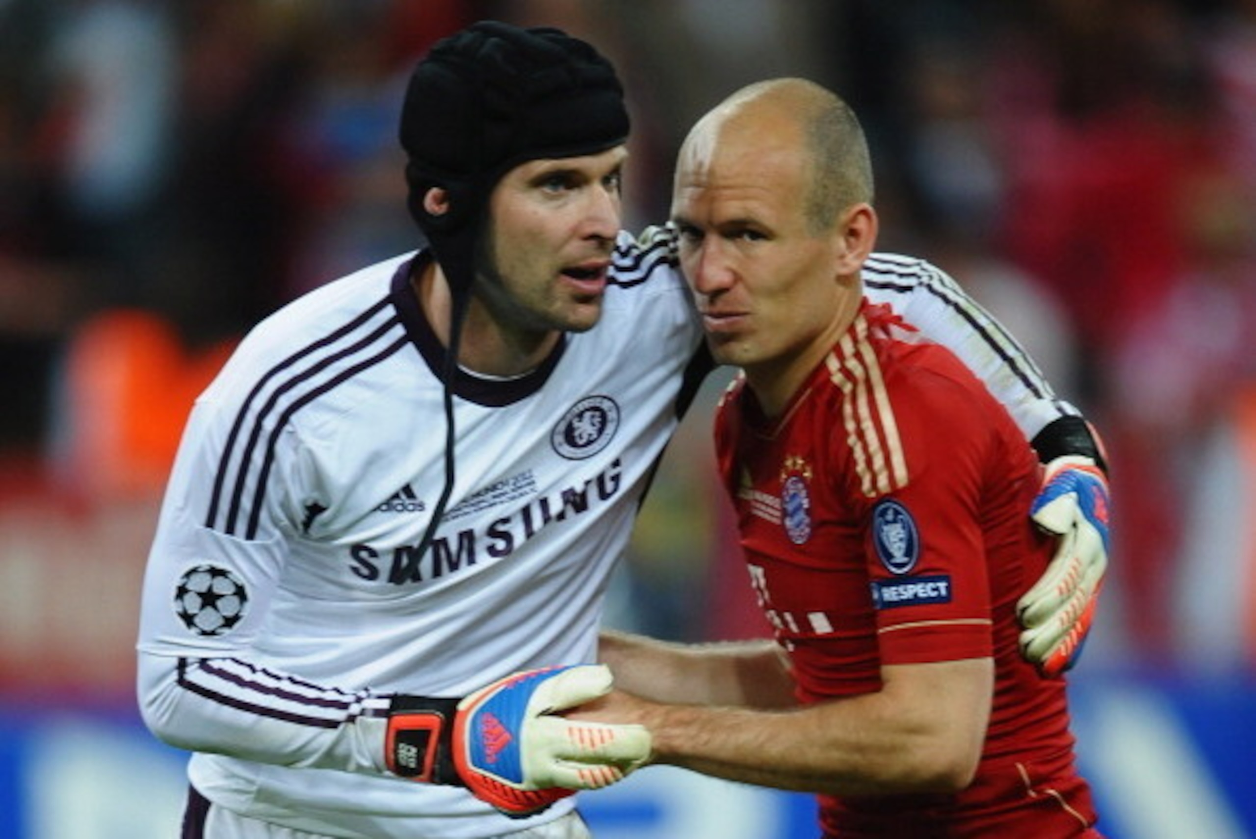 MUNICH, GERMANY - MAY 19:  Petr Cech of Chelsea consoles Arjen Robben of FC Bayern Muenchen after the UEFA Champions League Final between FC Bayern Muenchen and Chelsea at the Fussball Arena München on May 19, 2012 in Munich, Germany.  (Photo by Laurence 
