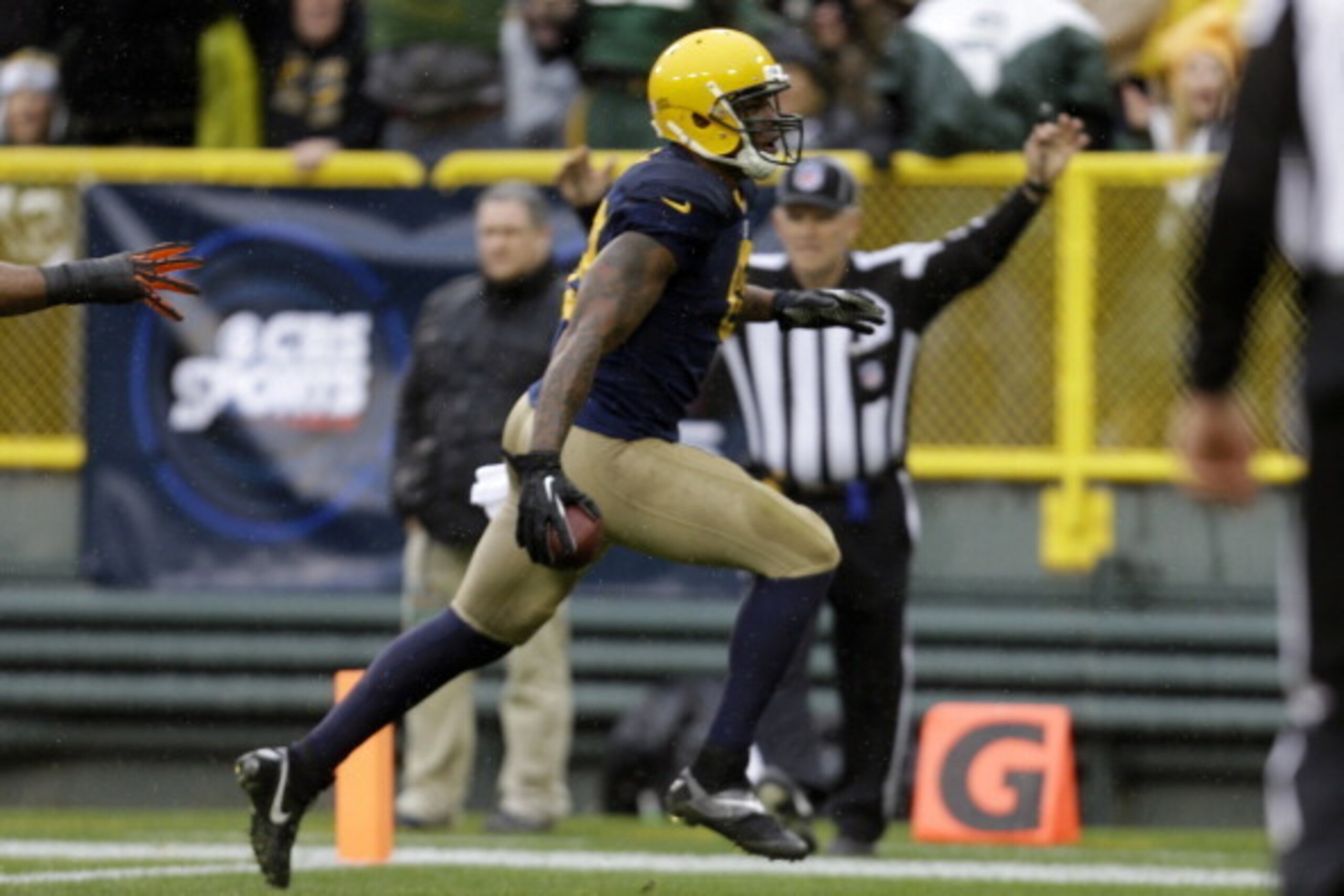 GREEN BAY, WI - OCTOBER 20: Jermichael Finley #88 of the Green Bay Packers makes the catch and runs in for the touchdown in the first quarter against the Cleveland Browns during the game at Lambeau Field on October 20, 2013 in Green Bay, Wisconsin. (Photo