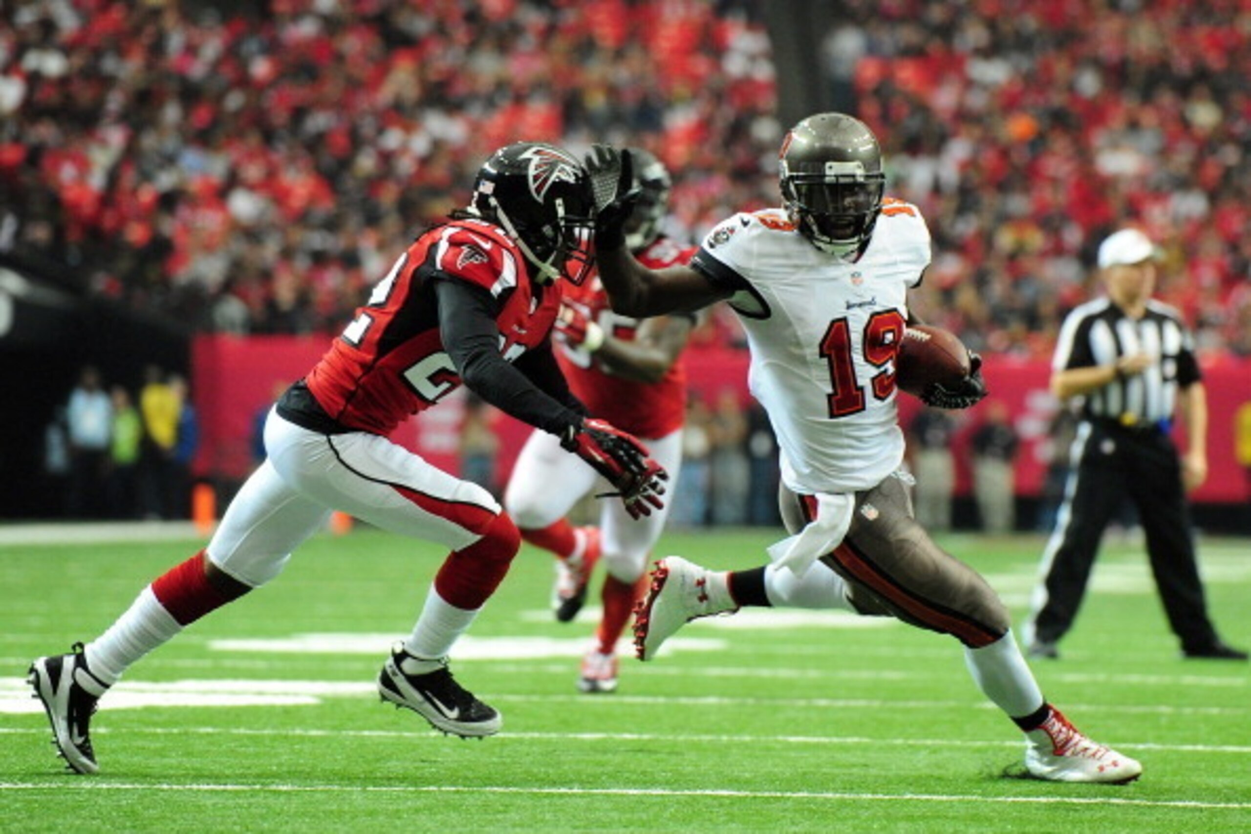 ATLANTA, GA - OCTOBER 20: Mike Williams #19 of the Tampa Bay Buccaneers runs with a catch against Asante Samuel #22 of the Atlanta Falcons at the Georgia Dome on October 20, 2013 in Atlanta, Georgia. (Photo by Scott Cunningham/Getty Images)