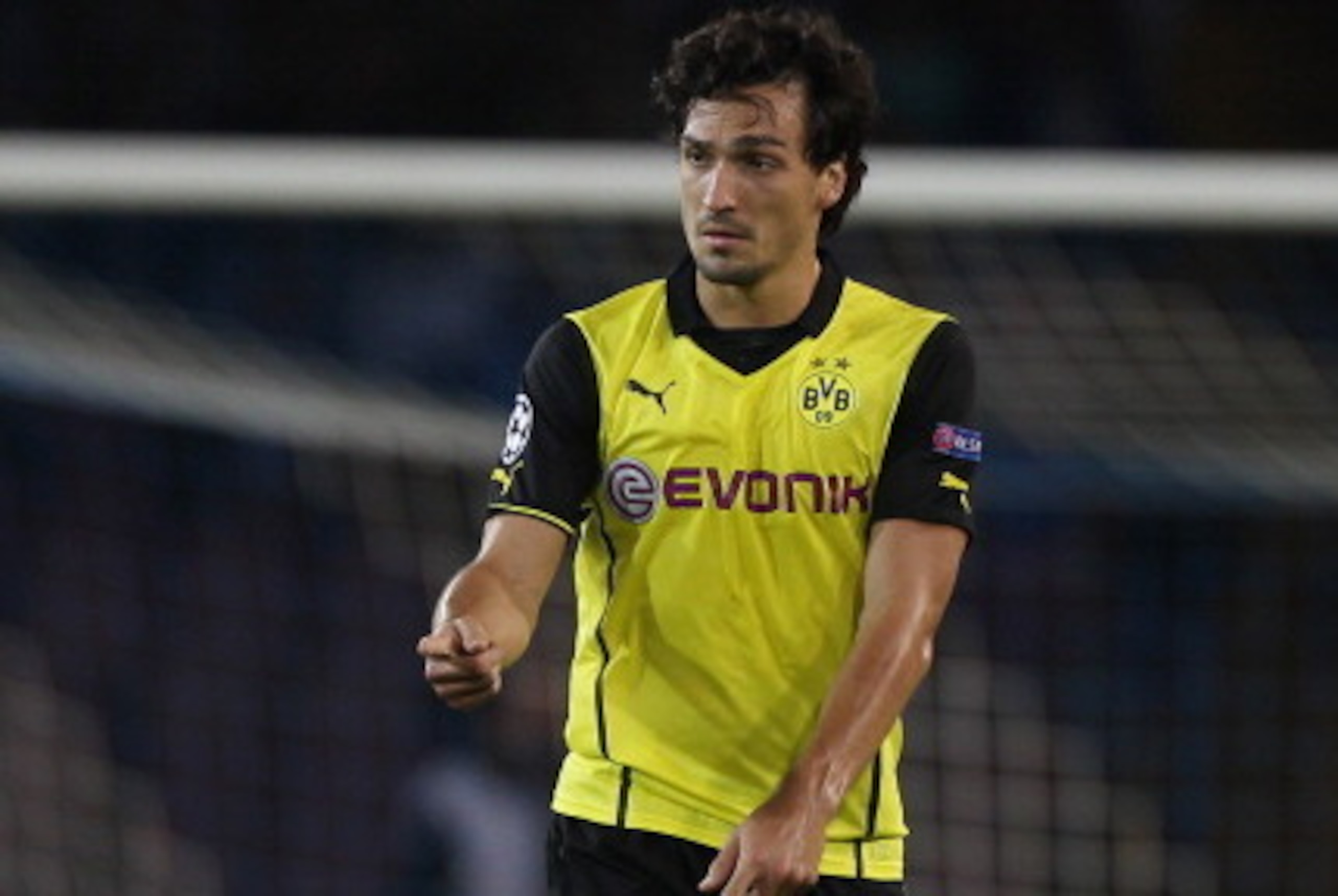 NAPLES, ITALY - SEPTEMBER 18: Mats Hummels of Borussia Dortmund in action during the Uefa Champions League Group F match between Napoli and Borussia Dortmund at Stadio San Paolo on September 18, 2013 in Naples, Italy. (Photo by Paolo Bruno/Getty Images) NAPLES, ITALY - SEPTEMBER 18: Mats Hummels of Borussia Dortmund in action during the Uefa Champions League Group F match between Napoli and Borussia Dortmund at Stadio San Paolo on September 18, 2013 in Naples, Italy. (Photo by Paolo Bruno/Getty Images)