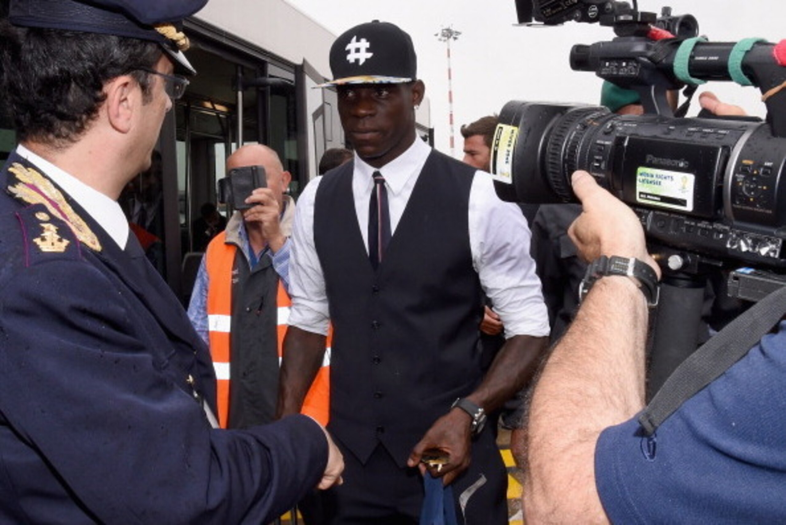 MILAN, ITALY - JUNE 26:  Mario Balotelli arrives at Malpensa Airport on June 26, 2014 in Milan, Italy.  (Photo by Claudio Villa/Getty Images)