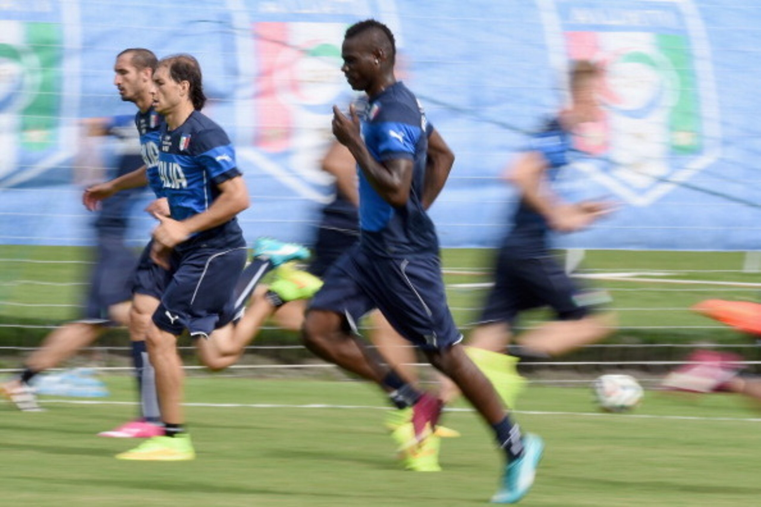 RIO DE JANEIRO, BRAZIL - JUNE 18:  Mario Balotelli of Italy (C) during a training session on June 18, 2014 in Rio de Janeiro, Brazil.  (Photo by Claudio Villa/Getty Images)