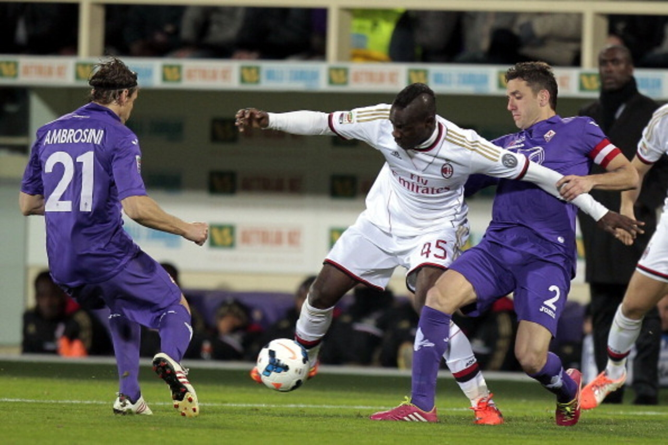 FLORENCE, ITALY - MARCH 26: Gonzalo Rodriguez (R) and Massimo Ambrosini of ACF Fiorentina fights for the ball with Mario Balotelli (C) of AC Milan during the serie A match between ACF Fiorentina and AC Milan at Stadio Artemio Franchi on March 26, 2014 in 