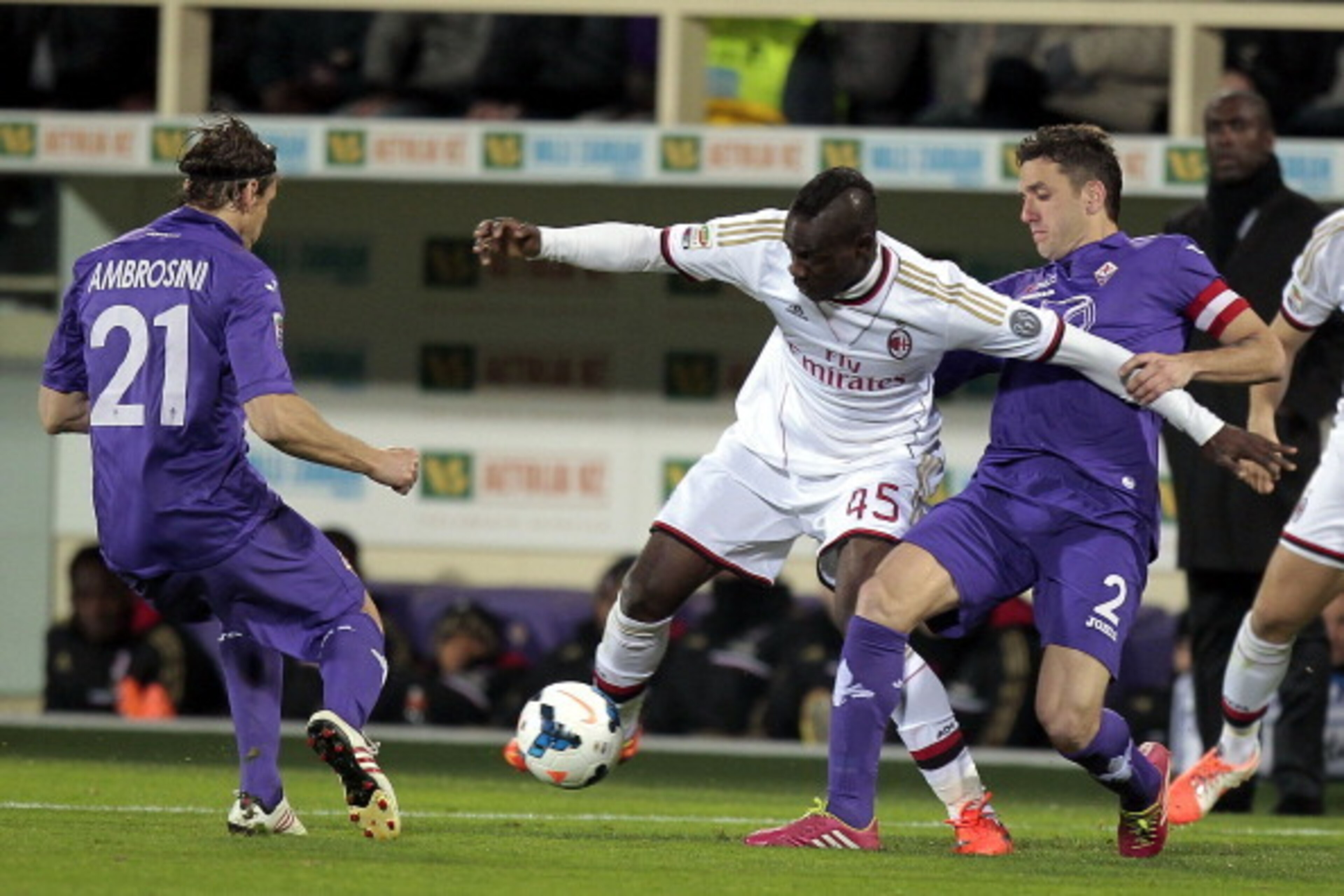 FLORENCE, ITALY - MARCH 26: Gonzalo Rodriguez (R) and Massimo Ambrosini of ACF Fiorentina fights for the ball with Mario Balotelli (C) of AC Milan during the serie A match between ACF Fiorentina and AC Milan at Stadio Artemio Franchi on March 26, 2014 in 