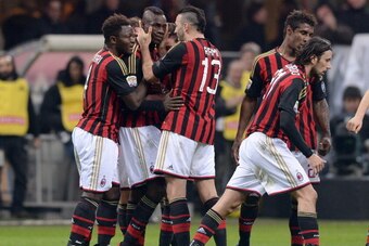 MILAN, ITALY - FEBRUARY 14:  Mario Balotelli of AC Milan (C) celebrates scoring the first goal during the Serie A match between AC Milan and Bologna FC at San Siro Stadium on February 14, 2014 in Milan, Italy.  (Photo by Claudio Villa/Getty Images)
