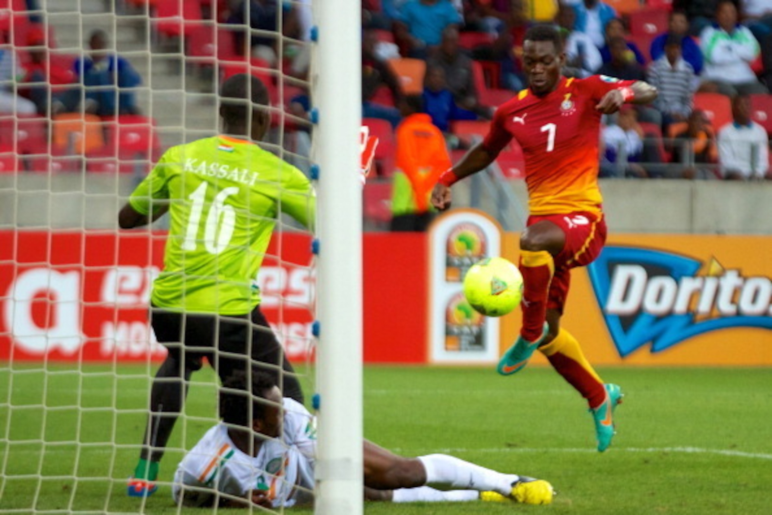 PORT ELIZABETH, SOUTH AFRICA - JANUARY 28, Christian Atsu Twasam of Ghana (R) scores during the 2013 Orange African Cup of Nations match between Niger and Ghana from Nelson Mandela Bay Stadium on January 28, 2013 in Port Elizabeth, South Africa. (Photo by