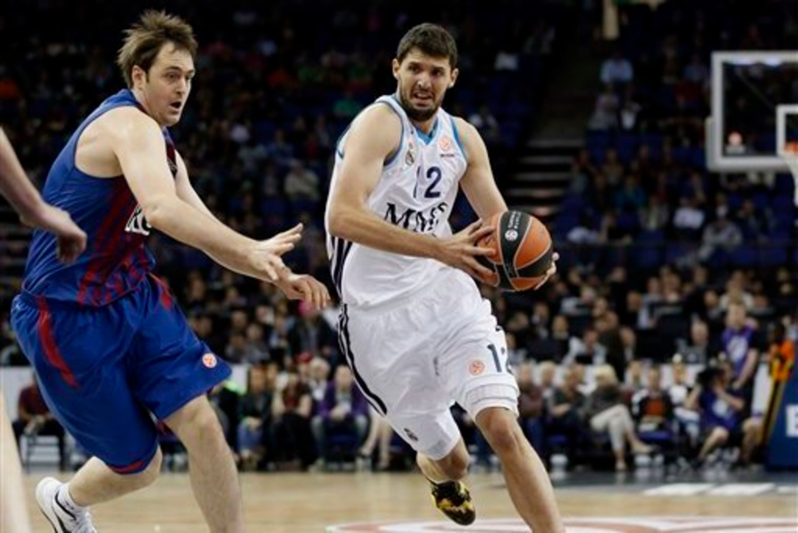 Mirotic drives with the ball.