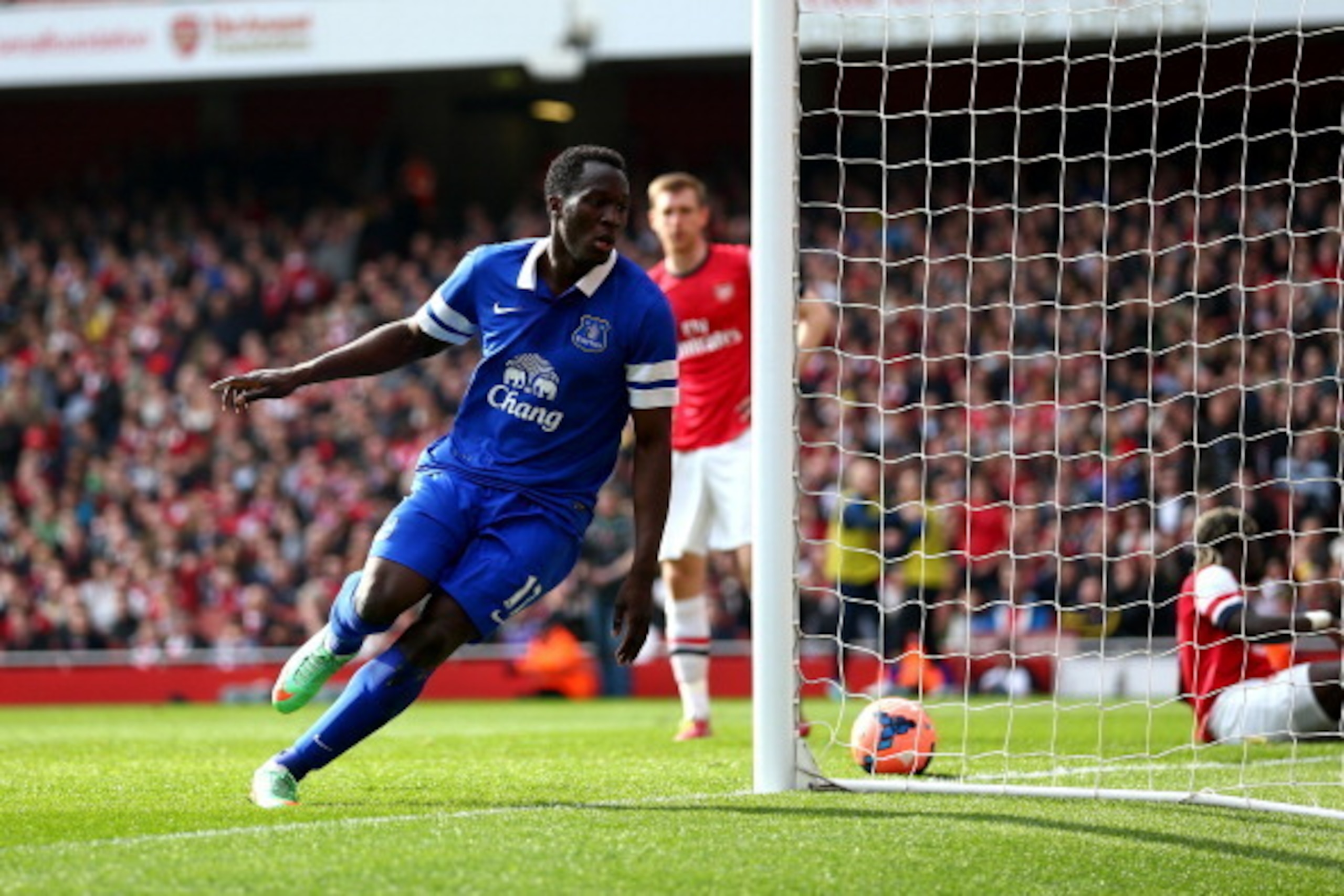 LONDON, ENGLAND - MARCH 08:  Romelu Lukaku of Everton celebrates after scoring a goal to level the scores at 1-1 during the FA Cup Quarter-Final match between Arsenal and Everton at Emirates Stadium on March 8, 2014 in London, England.  (Photo by Paul Gil