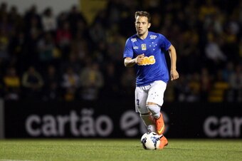 CRICIUMA, BRAZIL, AUGUST 9: Everton Ribeiro #17 of Cruzeiro in action during a match between Criciuma and Cruzeiro as part of Campeonato Brasileiro 2014 at Heriberto Hulse Stadium on August 9, 2014 in Criciuma, Brazil (Photo by Cristiano Andujar/Getty Ima