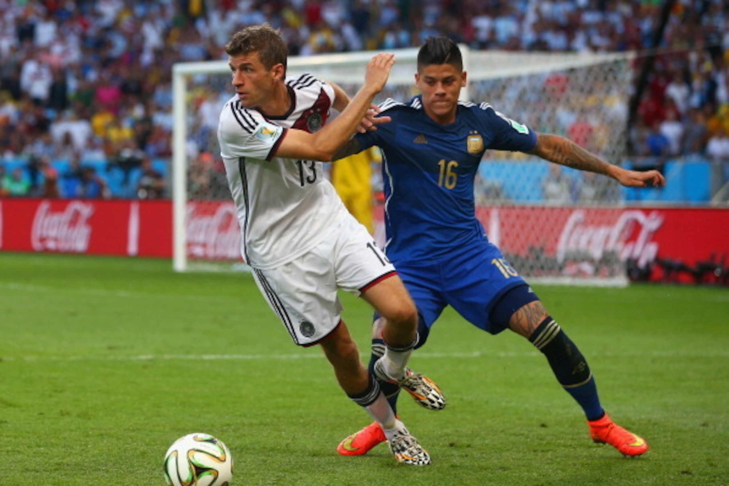 RIO DE JANEIRO, BRAZIL - JULY 13: Marcos Rojo of Argentina challenges Thomas Mueller of Germany during the 2014 FIFA World Cup Brazil Final match between Germany and Argentina at Maracana on July 13, 2014 in Rio de Janeiro, Brazil.  (Photo by Julian Finne