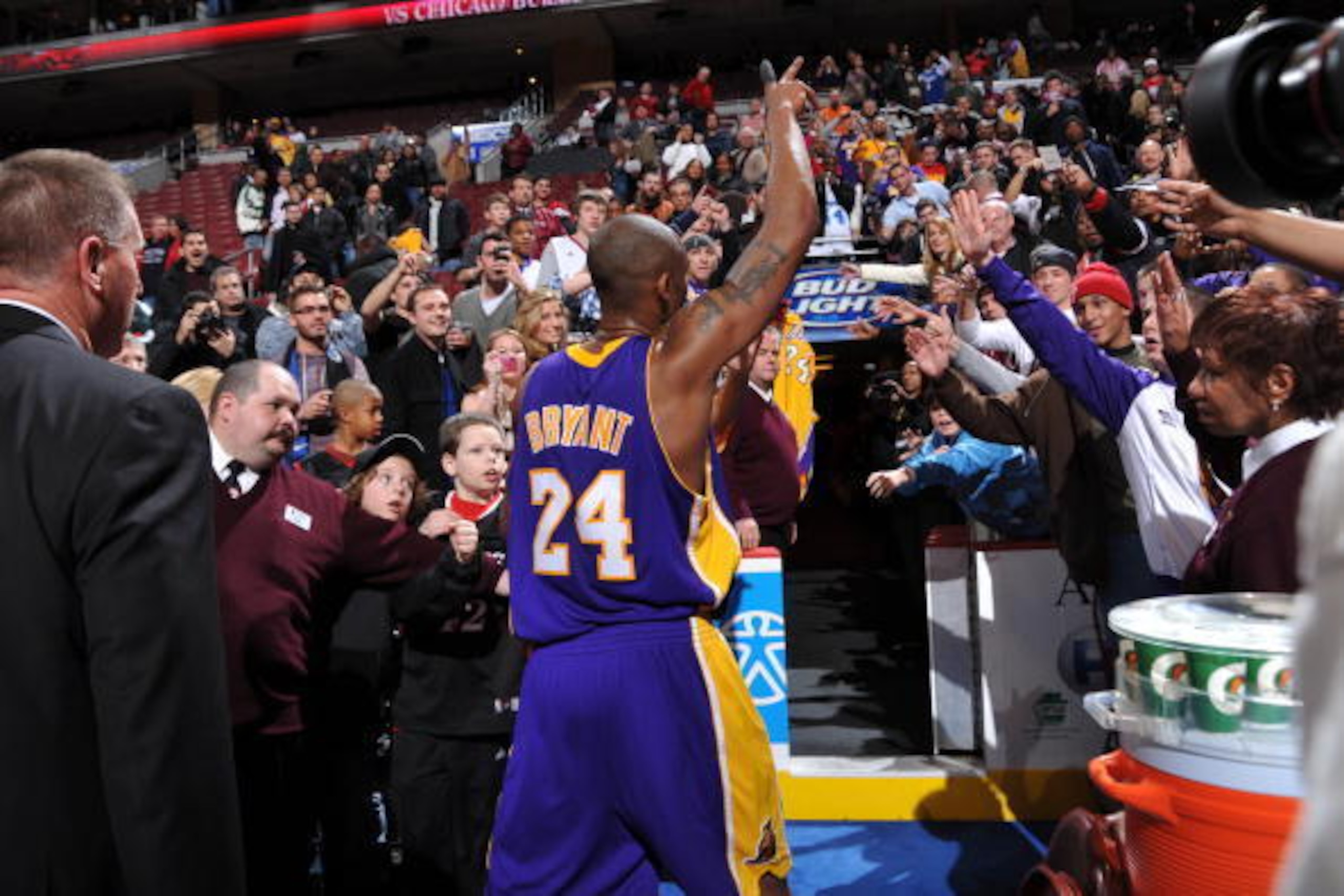 PHILADELPHIA - JANUARY 29:  Kobe Bryant #24 of the Los Angeles Lakers waves to fans after winning the game against the Philadelphia 76ers during the game on January 29, 2010 at the Wachovia Center in Philadelphia, Pennsylvania.  NOTE TO USER: User express