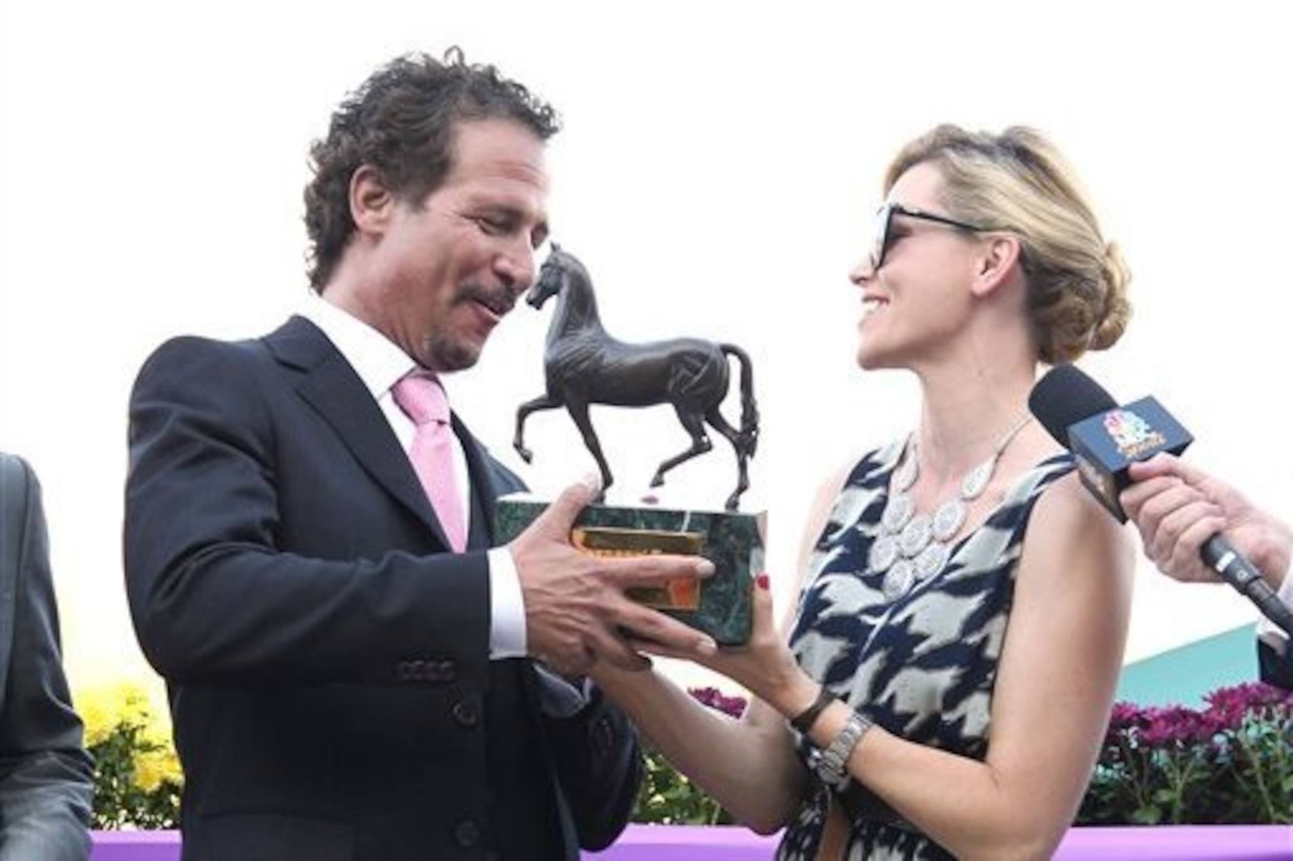Jim Rome accepting trophy for Mizdirection's win in Breeders' Cup Turf Sprint.