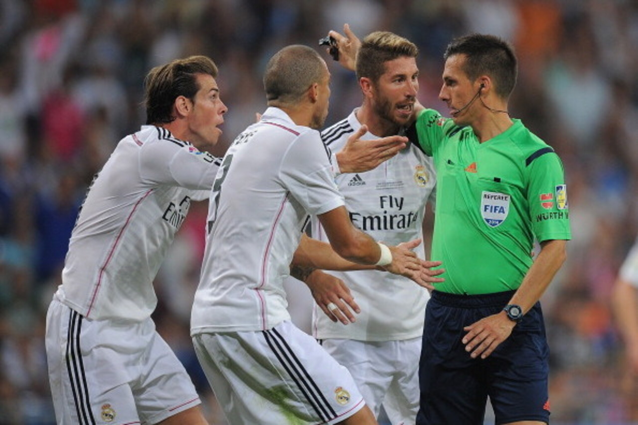 MADRID, SPAIN - AUGUST 19: Gareth Bale (L) Pepe and Sergio Ramos argue with referee Estrada Fernandez during the Supercopa first leg match between Real Madrid and Club Atletico de Madrid at Estadio Santiago Bernabeu on August 19, 2014 in Madrid, Spain. MADRID, SPAIN - AUGUST 19: Gareth Bale (L) Pepe and Sergio Ramos argue with referee Estrada Fernandez during the Supercopa first leg match between Real Madrid and Club Atletico de Madrid at Estadio Santiago Bernabeu on August 19, 2014 in Madrid, Spain.