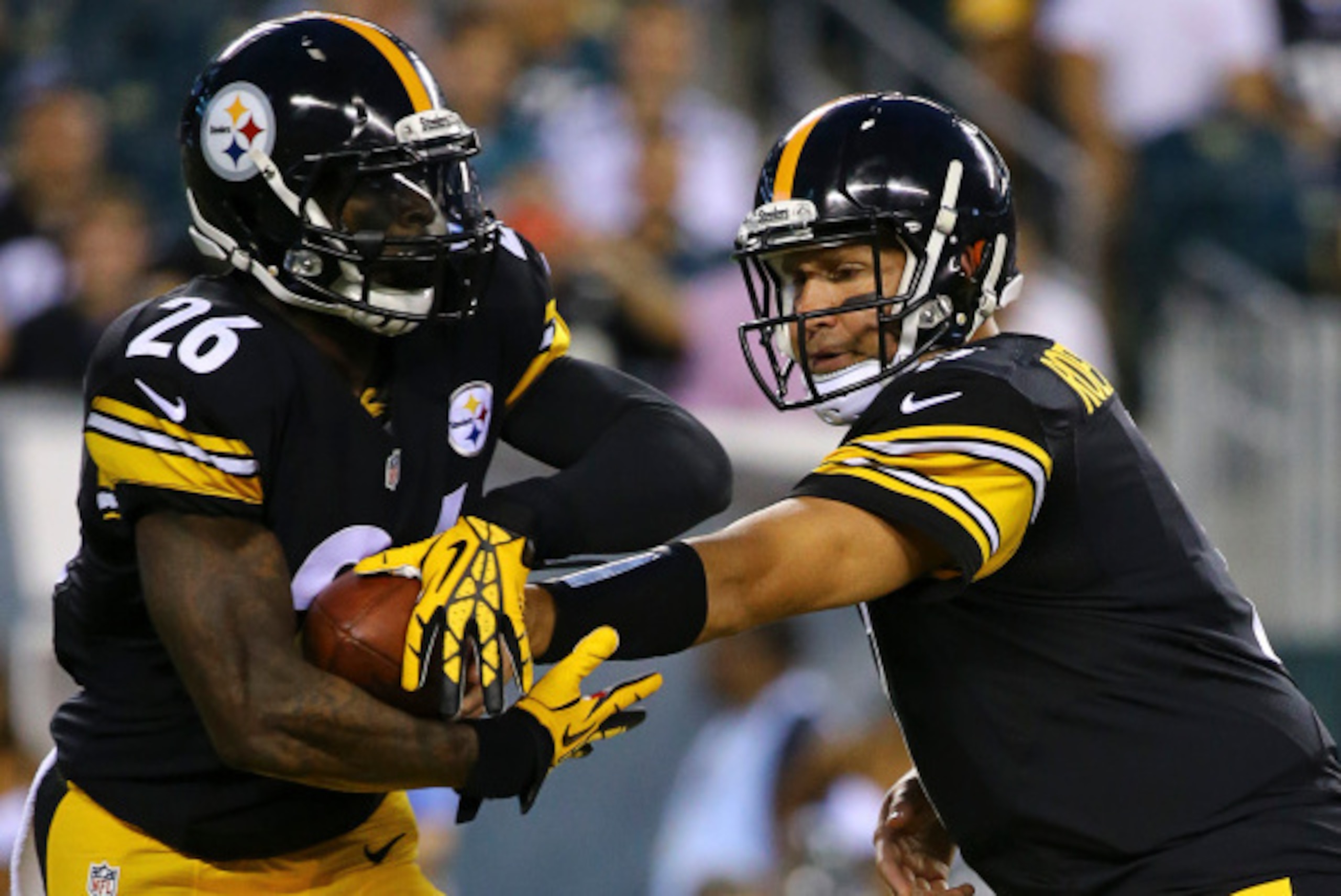 PHILADELPHIA, PA - AUGUST 21: Quarterback Ben Roethlisberger #7 of the Pittburgh Steelers hands the ball off to running back Le'Veon Bell #26 in the first quarter against the Philadelphia Eagles on August 21, 2014 at Lincoln Financial Field in Philadelphi