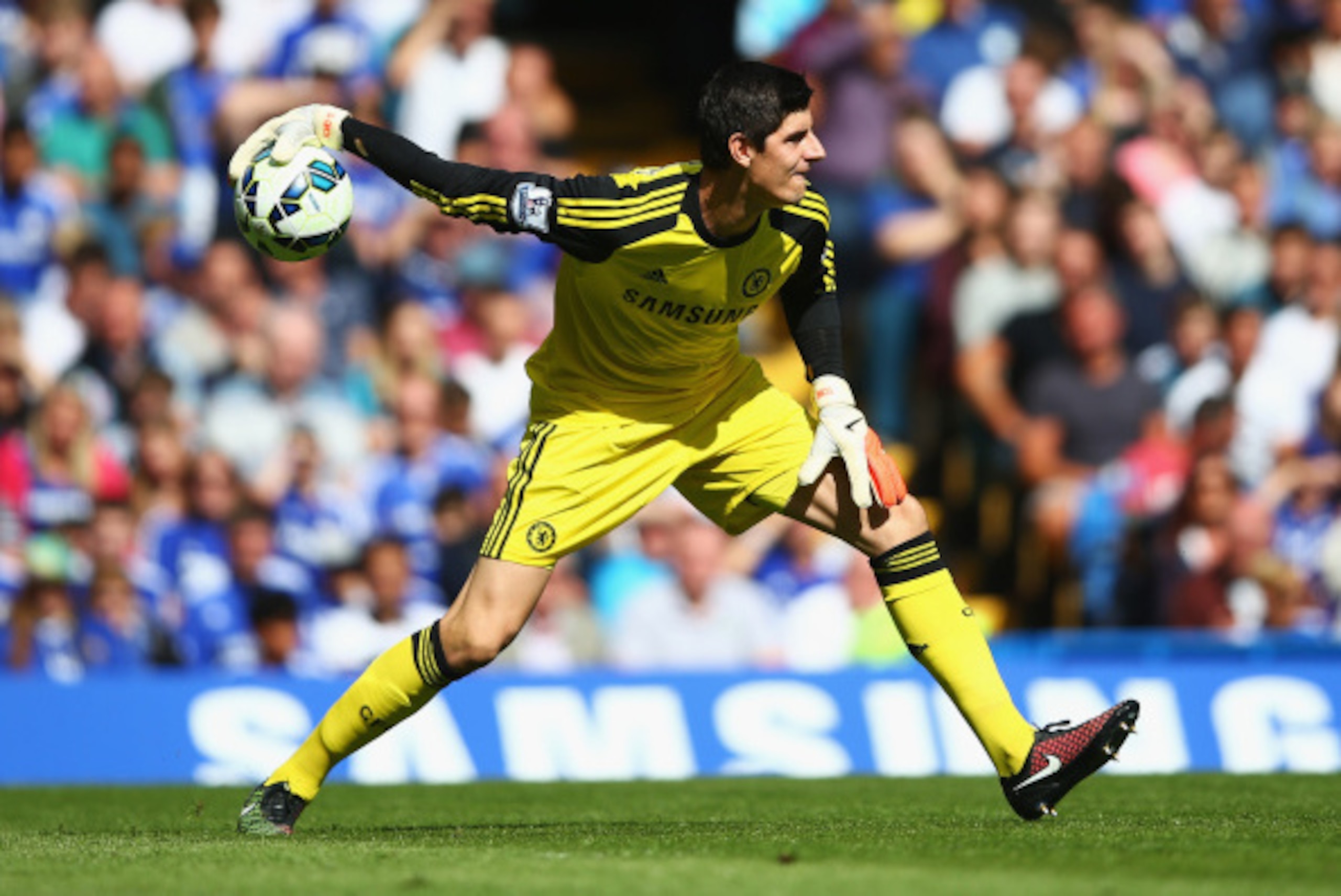 LONDON, ENGLAND - AUGUST 23: Thibaut Courtois of Chelsea rolls the ball out during the Barclays Premier League match between Chelsea and Leicester City at Stamford Bridge on August 23, 2014 in London, England.  (Photo by Paul Gilham/Getty Images)