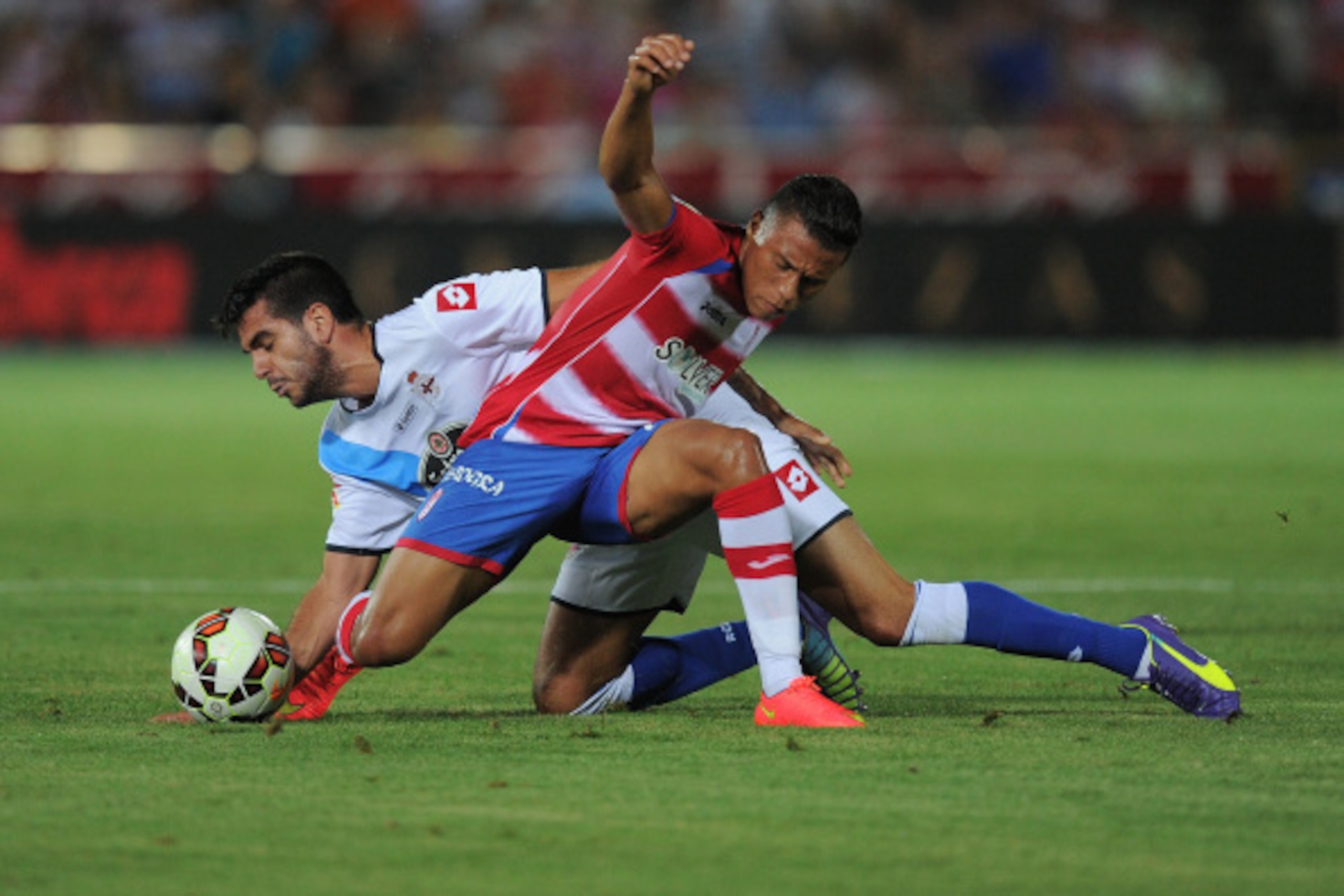 GRANADA, SPAIN - AUGUST 23:  Darwin Machis (R) of Granada CF battles for the ball against Pablo Insua of Deportivo La Coruna during the La liga match between Granada CF and RC Deportivo La Coruna at Estadio Nuevo Los Carmenes on August 23, 2014 in Granada