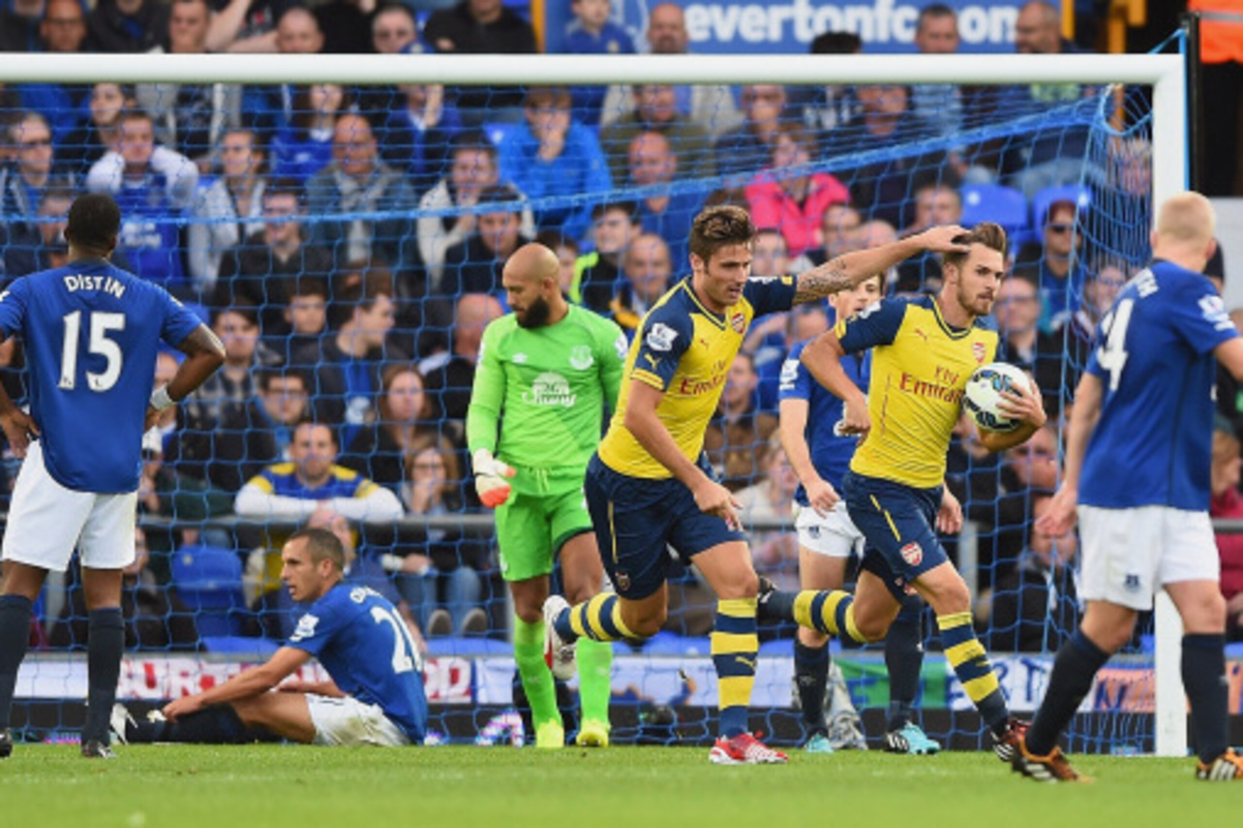 LIVERPOOL, ENGLAND - AUGUST 23:  Aaron Ramsey of Arsenal celebrates scoring his team's first goal during the Barclays Premier League match between Everton and Arsenal at Goodison Park on August 23, 2014 in Liverpool, England.  (Photo by Laurence Griffiths