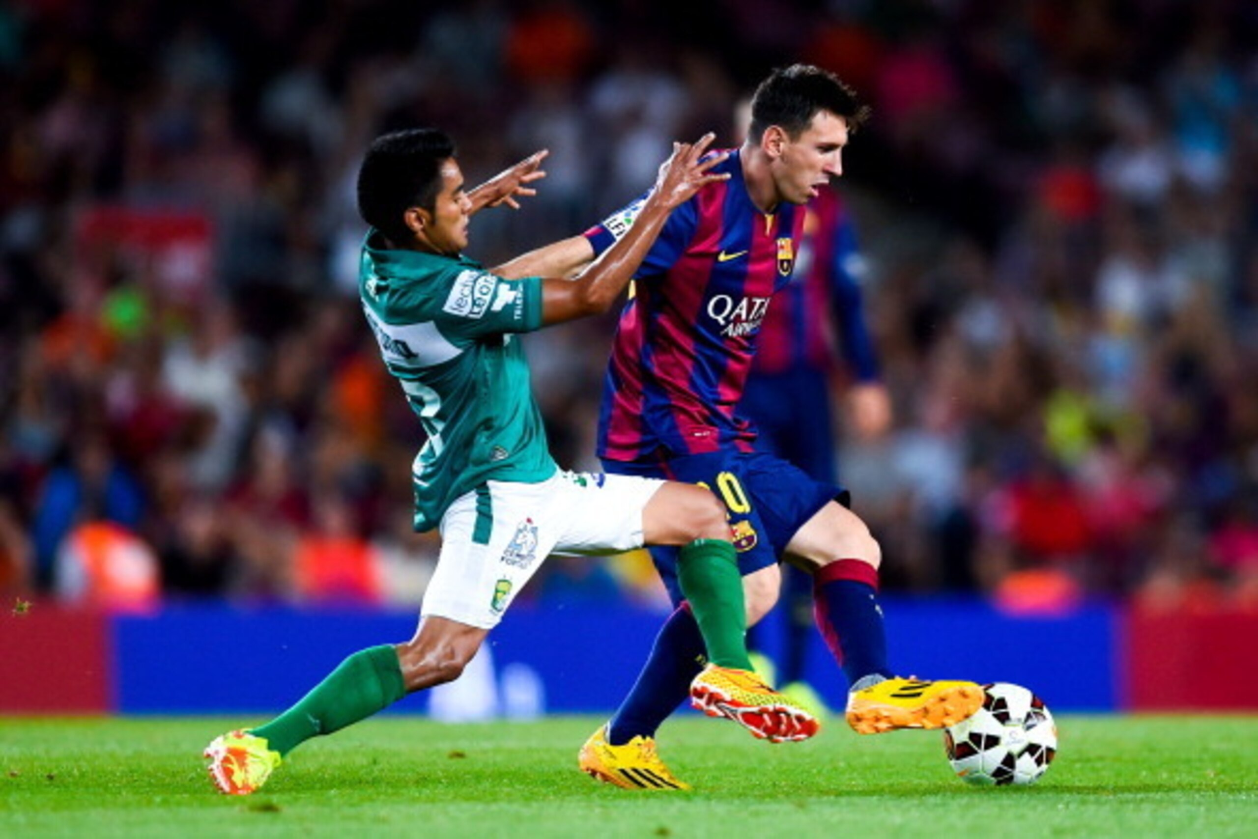 BARCELONA, SPAIN - AUGUST 18: Lionel Messi of FC Barcelona competes for the ball with Jose Juan Vazquez of Club Leon during the Joan Gamper Trophy match between FC Barcelona and Club Leon at Camp Nou on August 18, 2014 in Barcelona, Spain. (Photo by Dav BARCELONA, SPAIN - AUGUST 18: Lionel Messi of FC Barcelona competes for the ball with Jose Juan Vazquez of Club Leon during the Joan Gamper Trophy match between FC Barcelona and Club Leon at Camp Nou on August 18, 2014 in Barcelona, Spain. (Photo by Dav