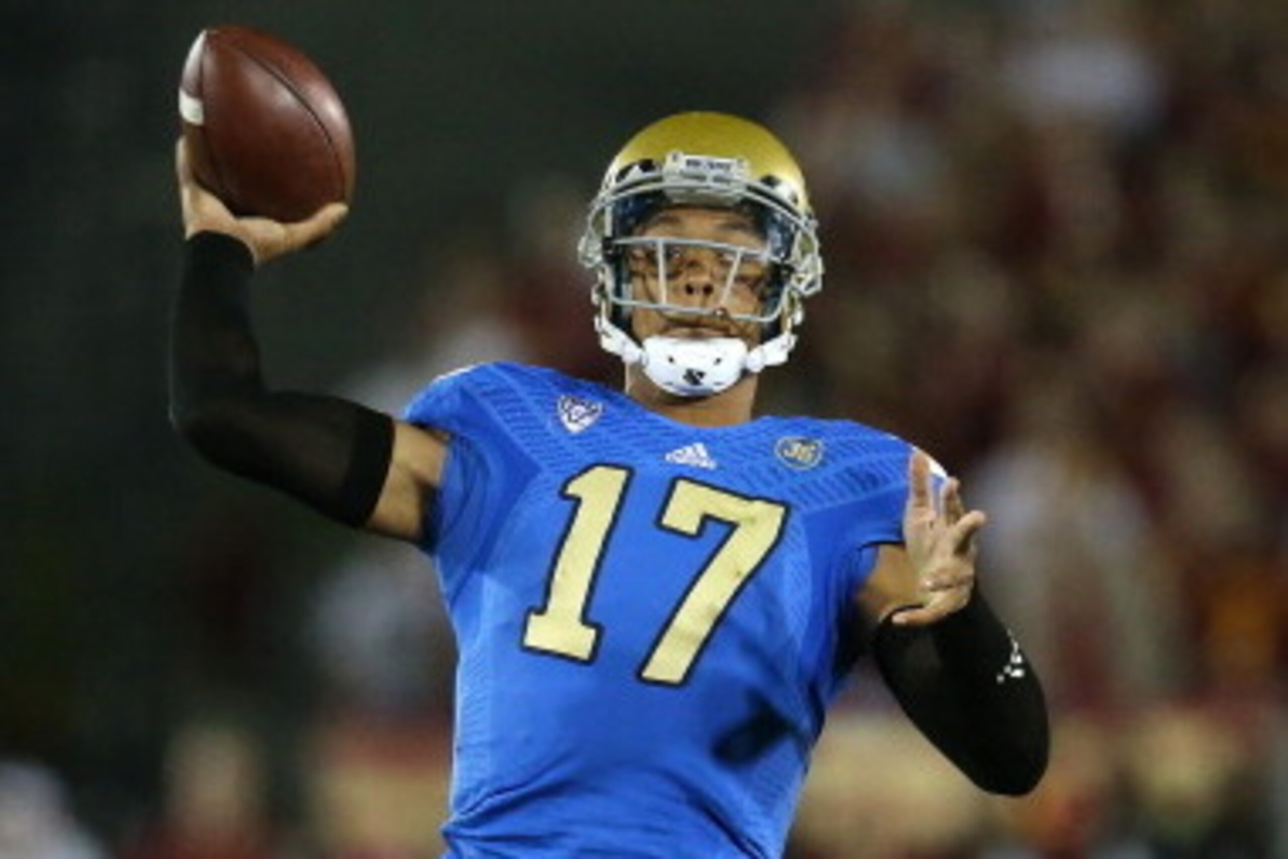 LOS ANGELES, CA - NOVEMBER 30:  Quarterback Brett Hundley #17 of the UCLA Bruins throws a pass against the USC Trojans at Los Angeles Coliseum on November 30, 2013 in Los Angeles, California.  (Photo by Stephen Dunn/Getty Images)