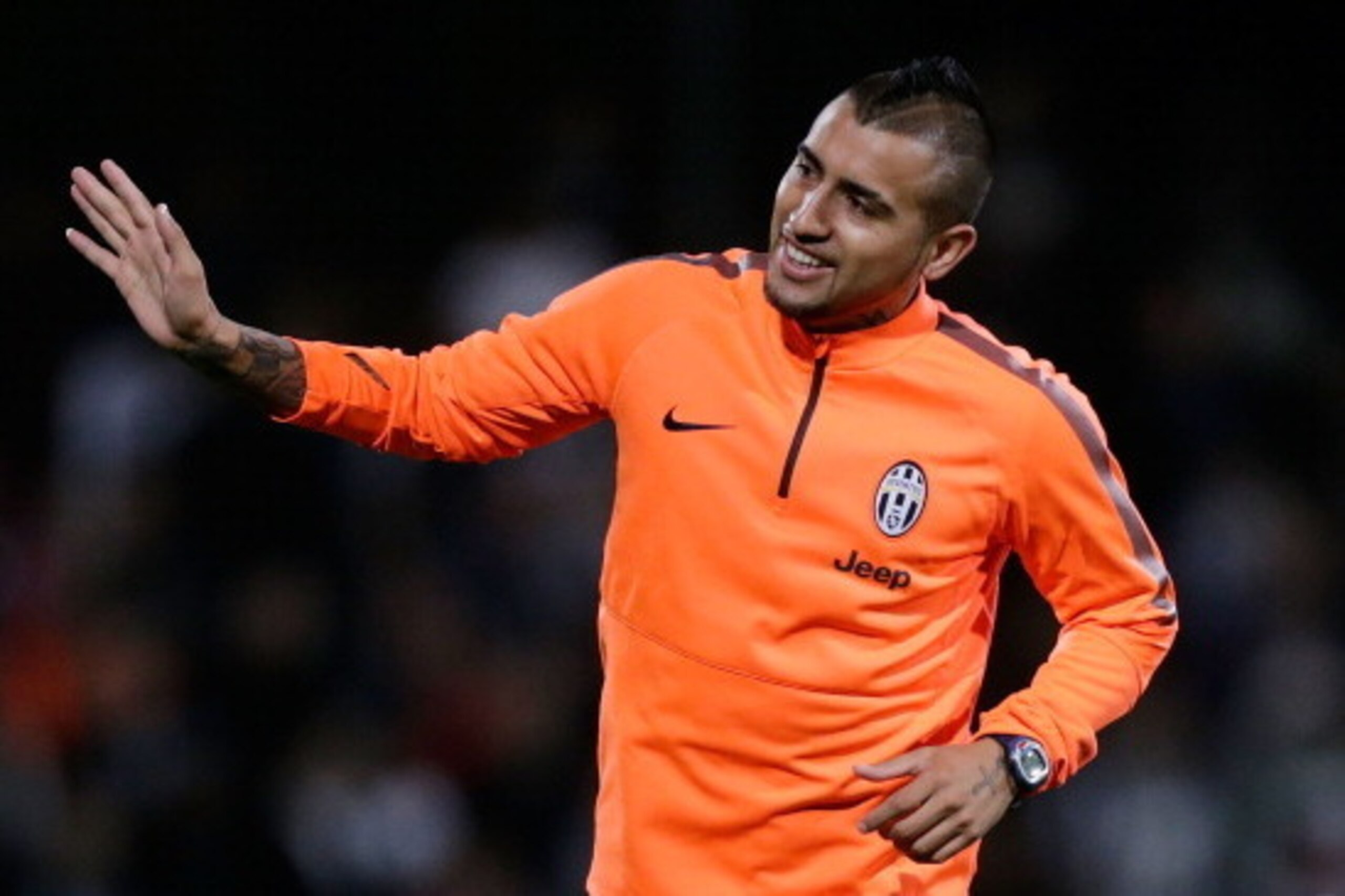 SYDNEY, AUSTRALIA - AUGUST 09:  Arturo Vidal waves to fans during a Juventus training session at WIN Jubilee Stadium on August 9, 2014 in Sydney, Australia.  (Photo by Mark Metcalfe/Getty Images)
