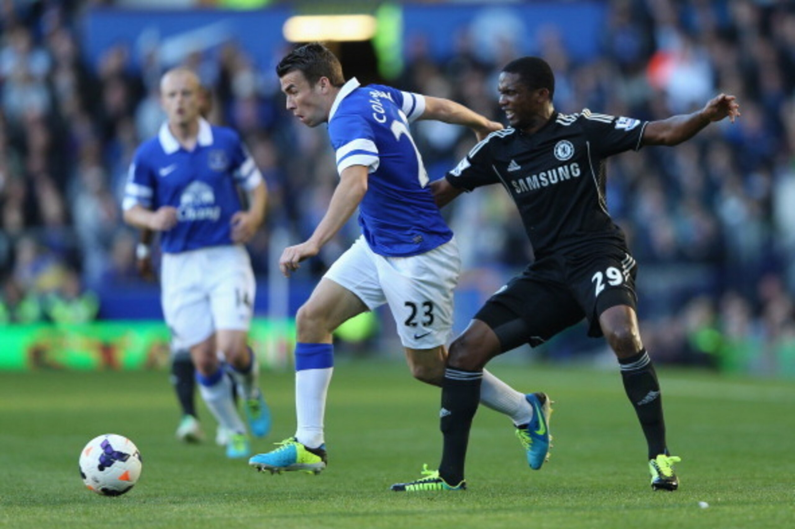 LIVERPOOL, ENGLAND - SEPTEMBER 14: Seamus Coleman of Everton holds off Samuel Eto'o of Chelsea during the Barclays Premier League match between Everton and Chelsea at Goodison Park on September 14, 2013 in Liverpool, England. (Photo by Clive Brunskill/G LIVERPOOL, ENGLAND - SEPTEMBER 14: Seamus Coleman of Everton holds off Samuel Eto'o of Chelsea during the Barclays Premier League match between Everton and Chelsea at Goodison Park on September 14, 2013 in Liverpool, England. (Photo by Clive Brunskill/G