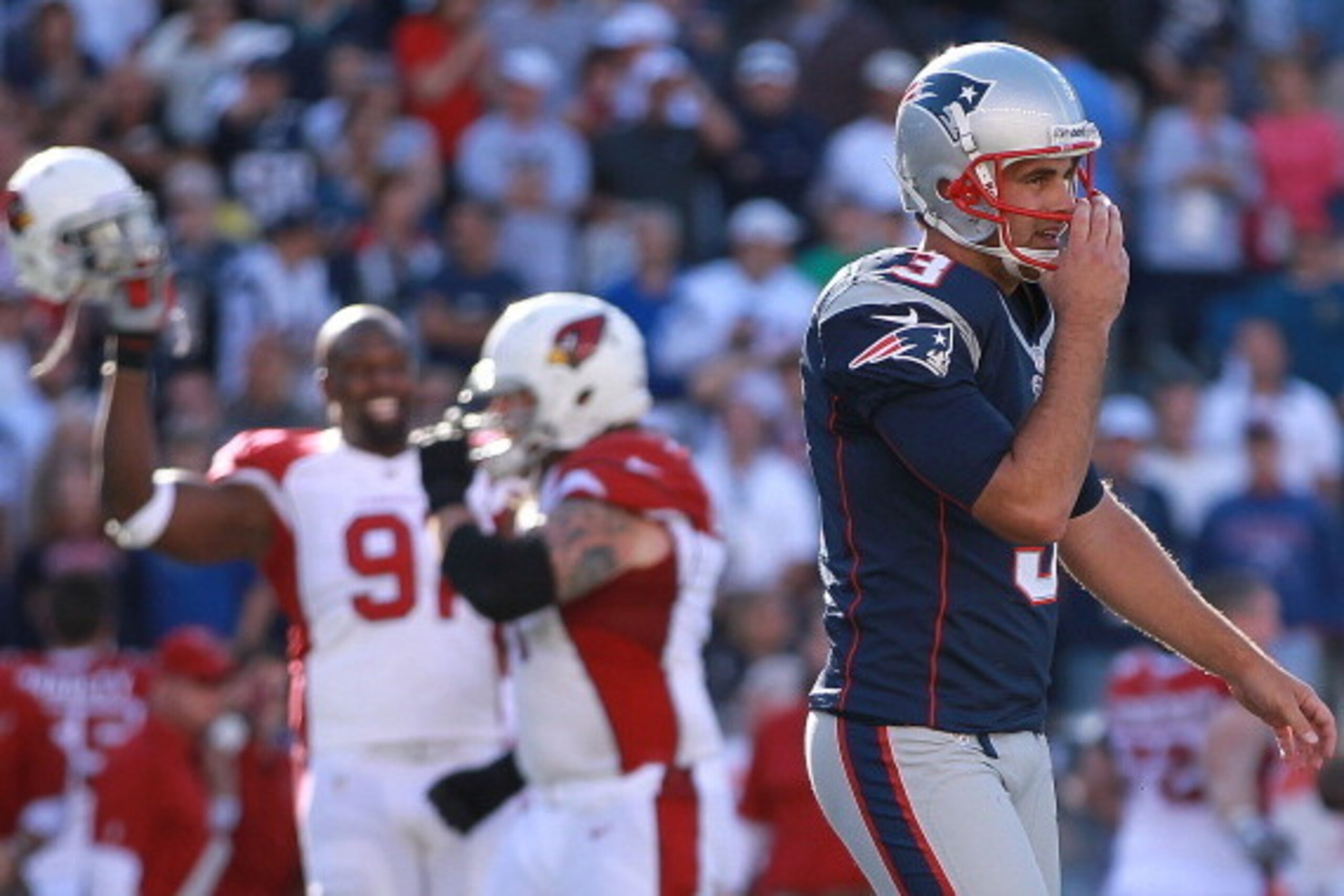 FOXBORO, MA - SEPTEMBER 16:  Stephen Gostkowski #3 of the New England Patriots reacts after missing a field goal in the fourth quarter as the Arizona Cardinals celebrate at Gillette Stadium on September 16, 2012 in Foxboro, Massachusetts. (Photo by Jim Ro