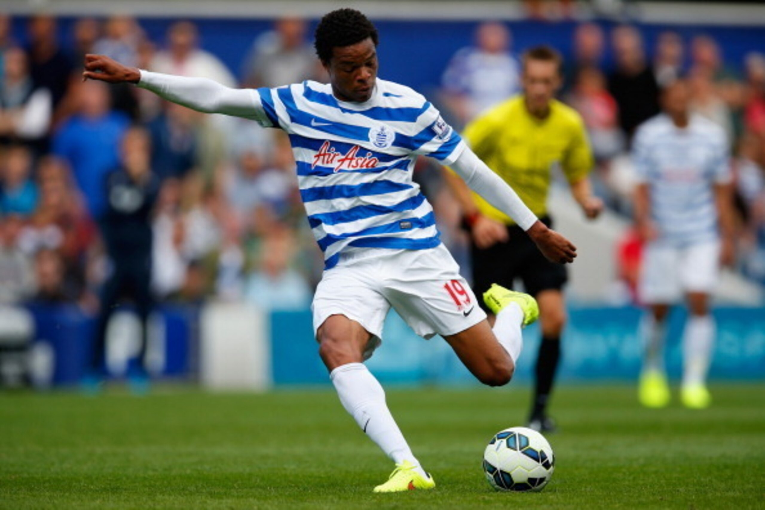 LONDON, ENGLAND - AUGUST 16:  Loic Remy of Queens Park Rangers in action during the Barclays Premier League match between Queens Park Rangers and Hull City at Loftus Road on August 16, 2014 in London, England.  (Photo by Steve Bardens/Getty Images)