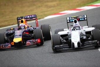 MONTMELO, SPAIN - MAY 11:  Valtteri Bottas of Finland and Williams leads Daniel Ricciardo of Australia and Infiniti Red Bull Racing  during the Spanish Formula One Grand Prix at Circuit de Catalunya on May 11, 2014 in Montmelo, Spain.  (Photo by Paul Gilh
